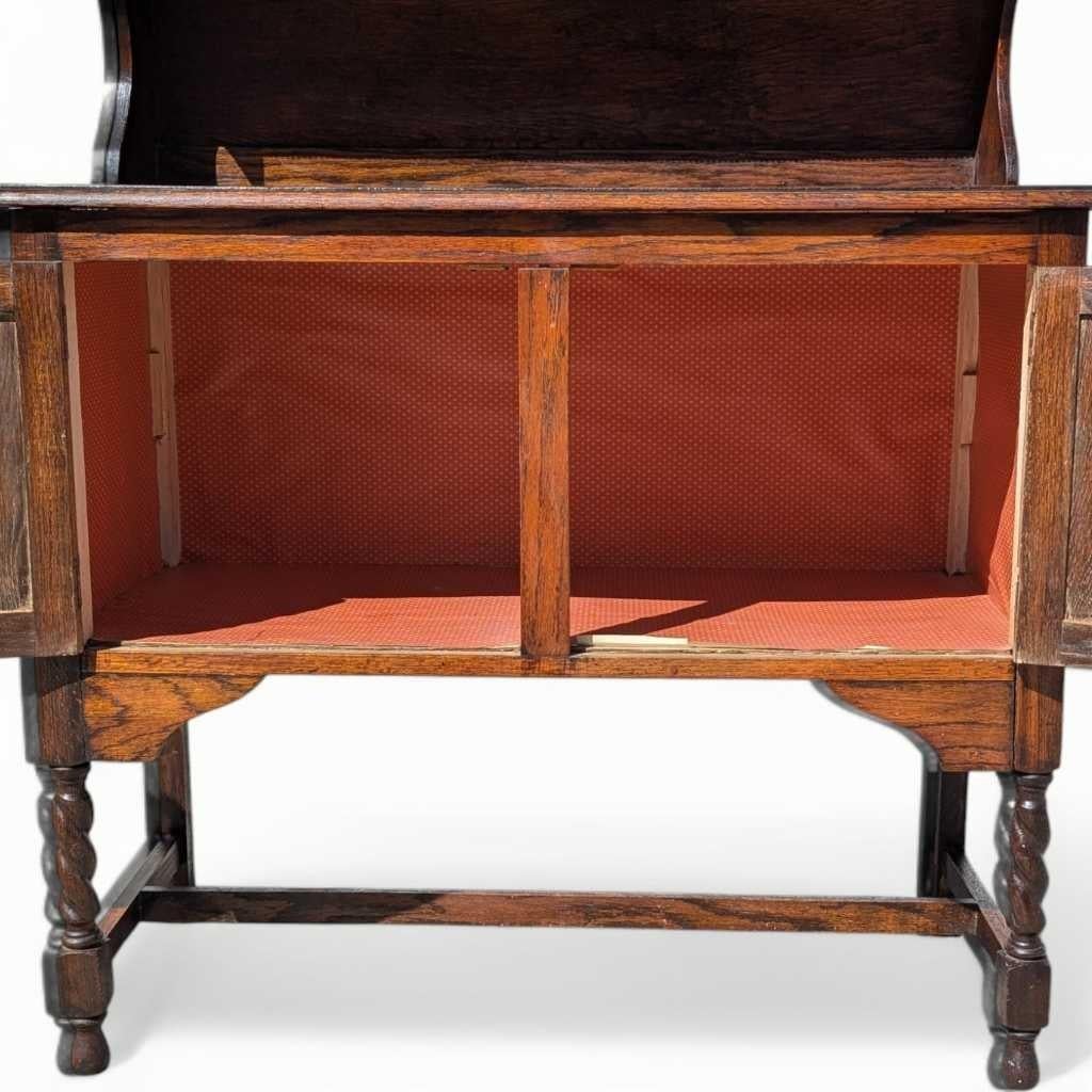 Conejera antigua de roble con patas torcidas de cebada, almacenamiento y estantes, c. 1900 en venta 1