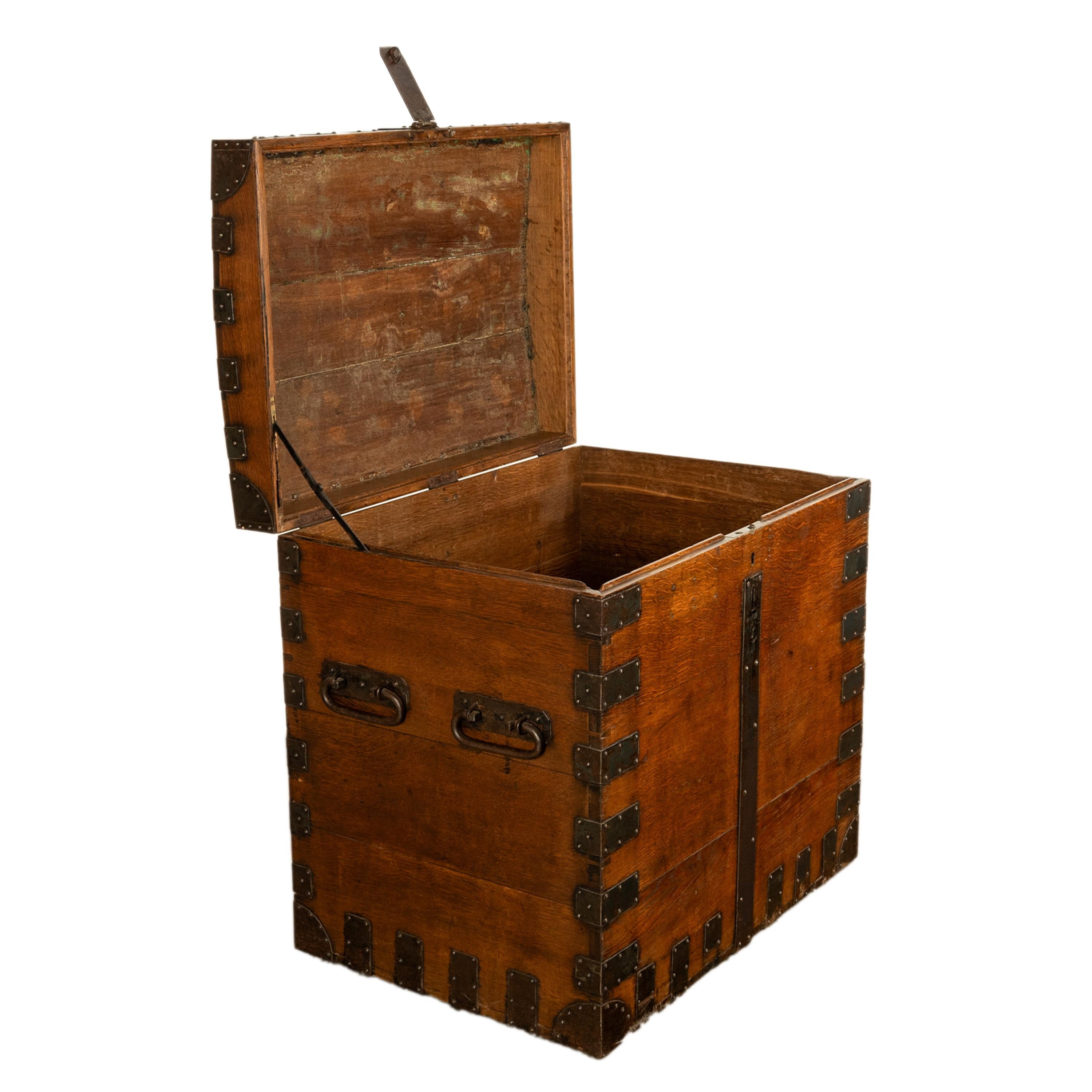 Grand coffre en chêne antique et argenté de l'abbaye de Downton, Castle C.F. Hancocks en vente 3