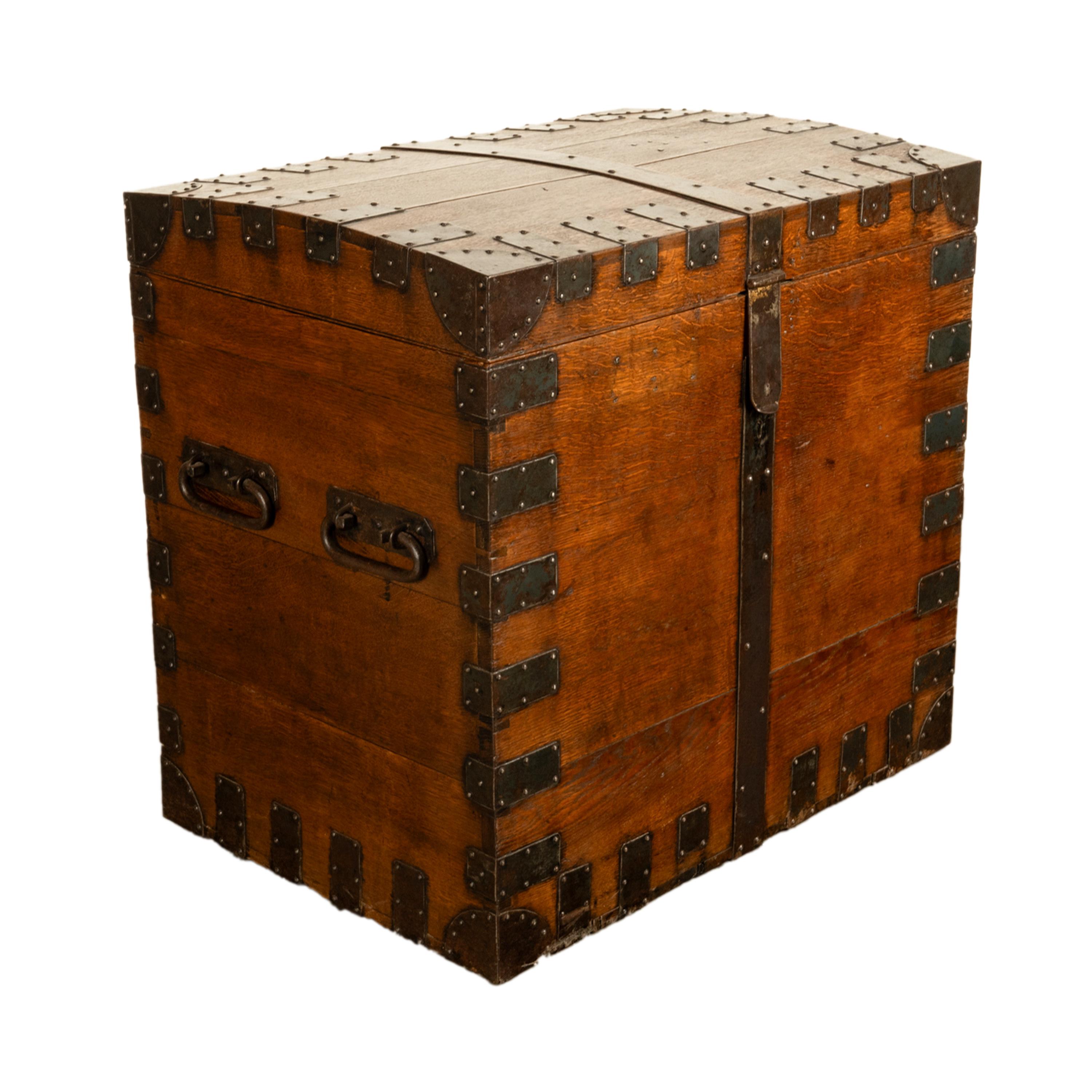 Grand coffre en chêne antique et argenté de l'abbaye de Downton, Castle C.F. Hancocks en vente 4