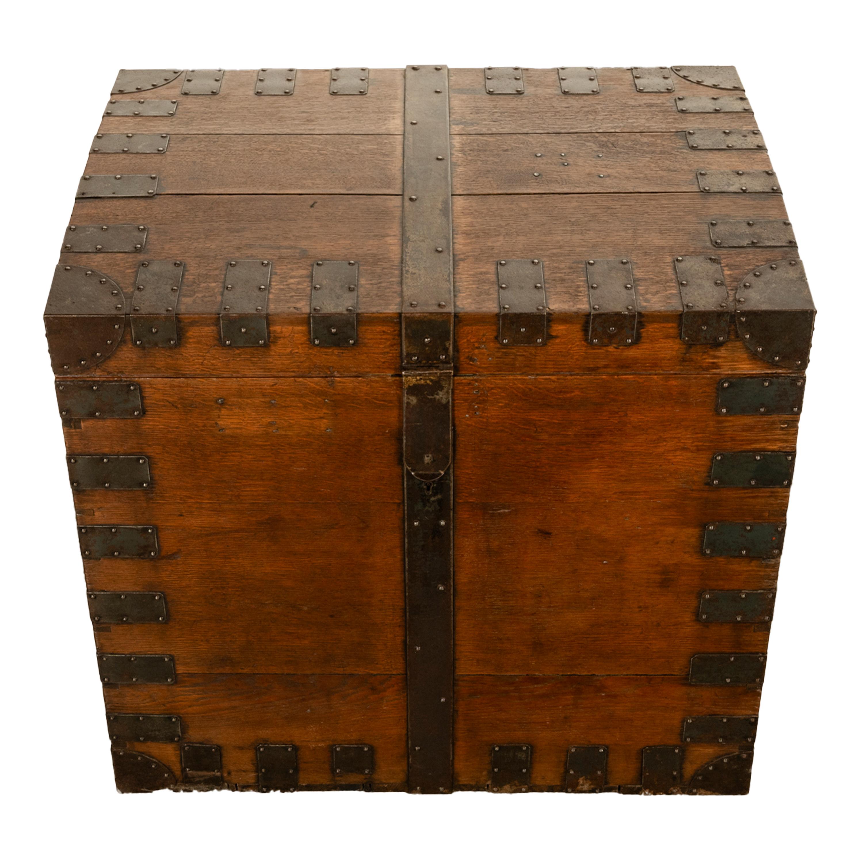 Grand coffre en chêne antique et argenté de l'abbaye de Downton, Castle C.F. Hancocks en vente 6