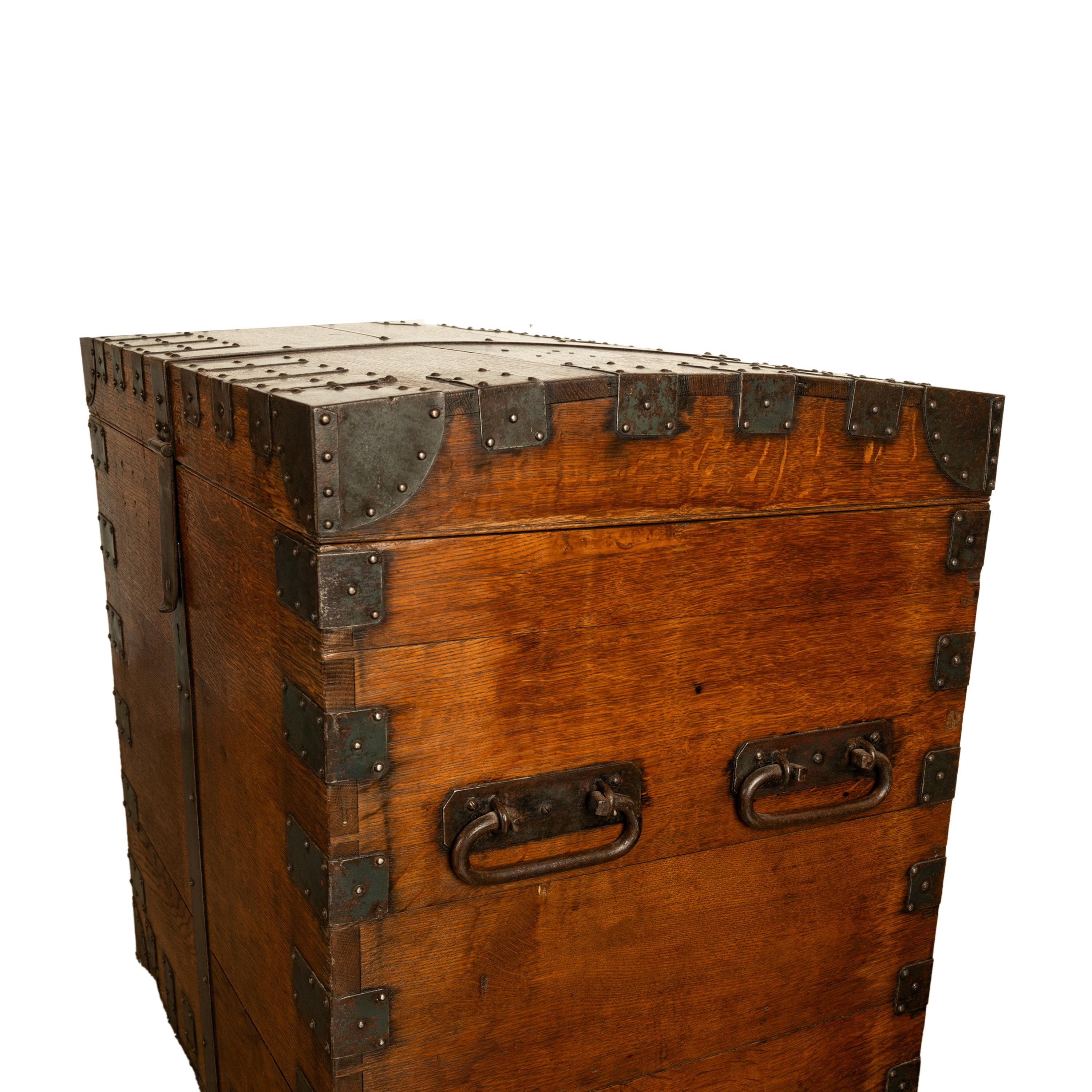 Grand coffre en chêne antique et argenté de l'abbaye de Downton, Castle C.F. Hancocks en vente 9