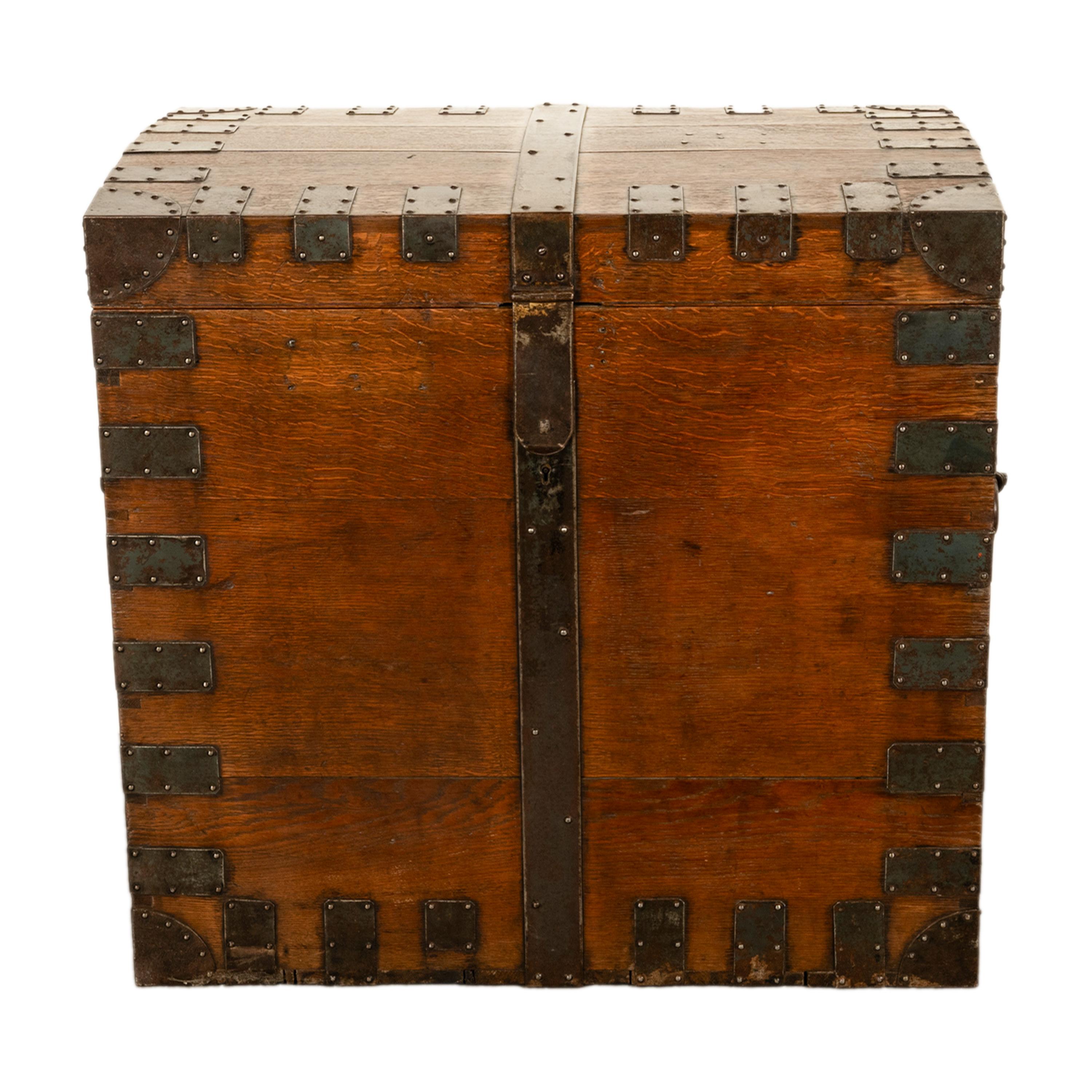 Anglais Grand coffre en chêne antique et argenté de l'abbaye de Downton, Castle C.F. Hancocks en vente