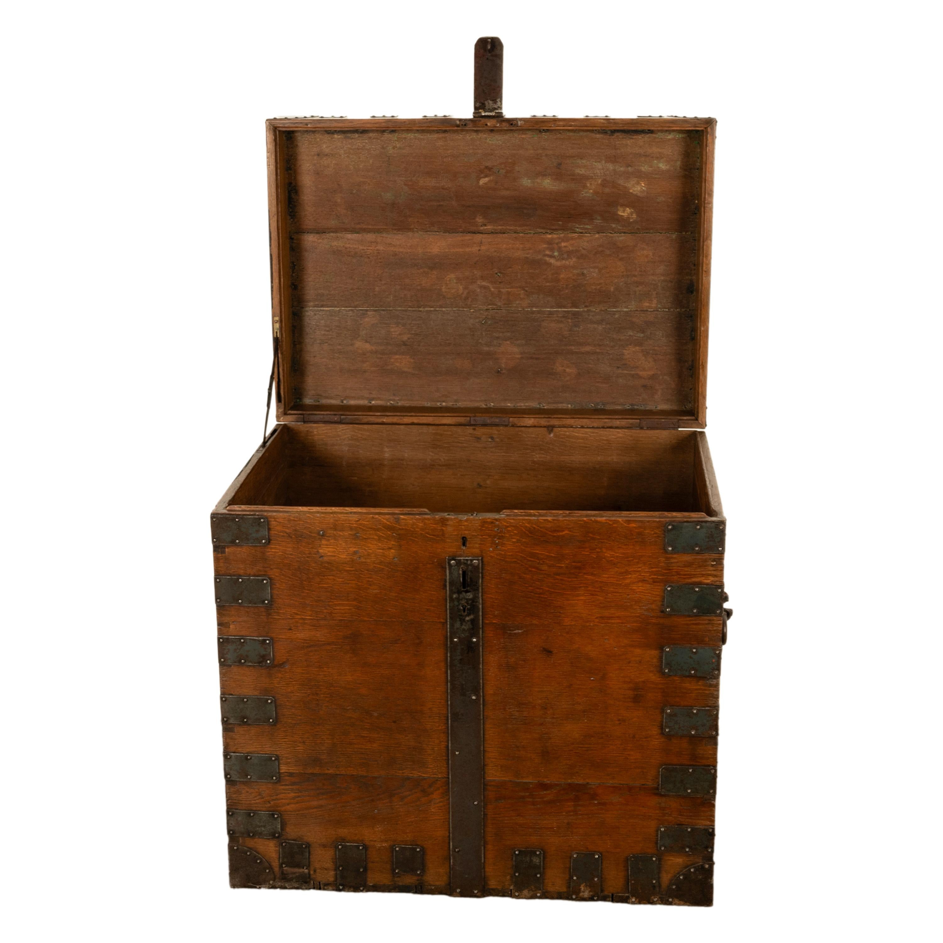 XIXe siècle Grand coffre en chêne antique et argenté de l'abbaye de Downton, Castle C.F. Hancocks en vente