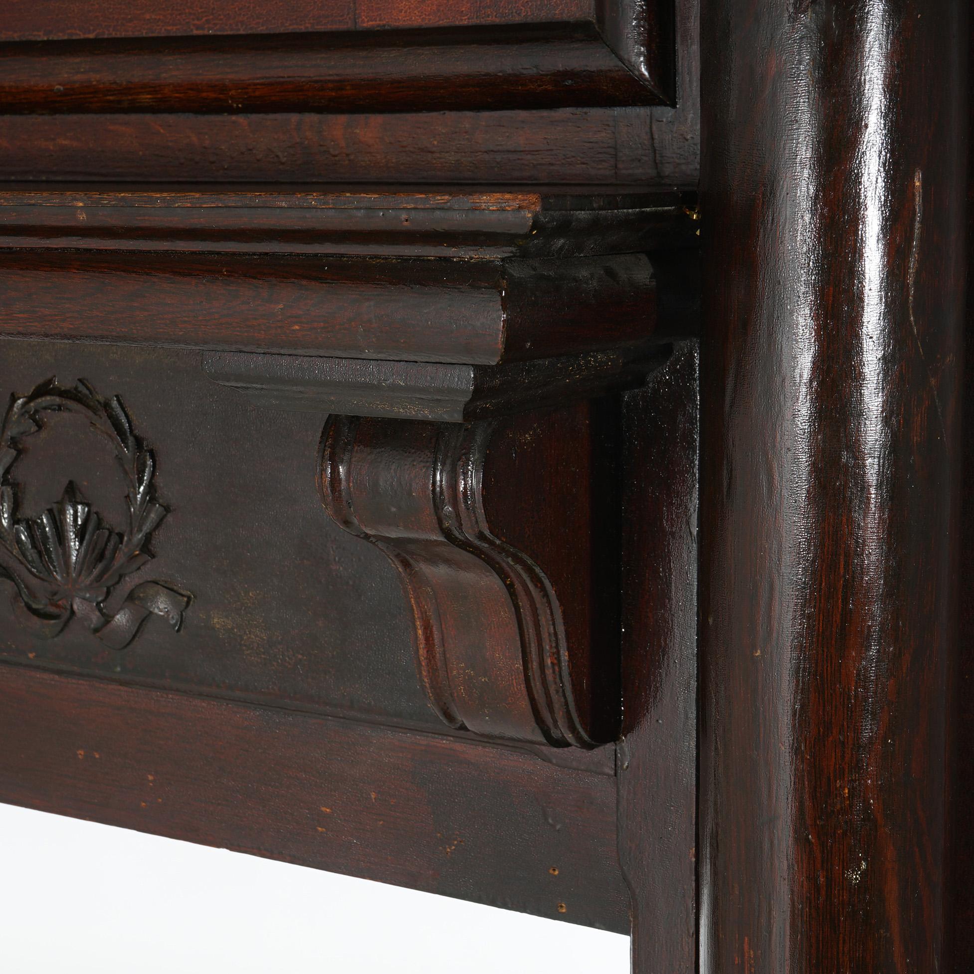 Cheminée ancienne en chêne avec colonnes sculptées classiques vers 1900 en vente 4