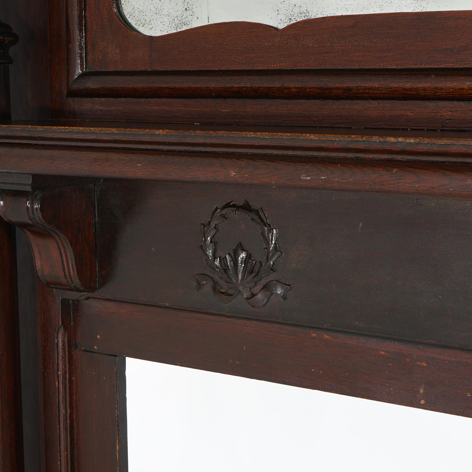 Cheminée ancienne en chêne avec colonnes sculptées classiques vers 1900 en vente 5