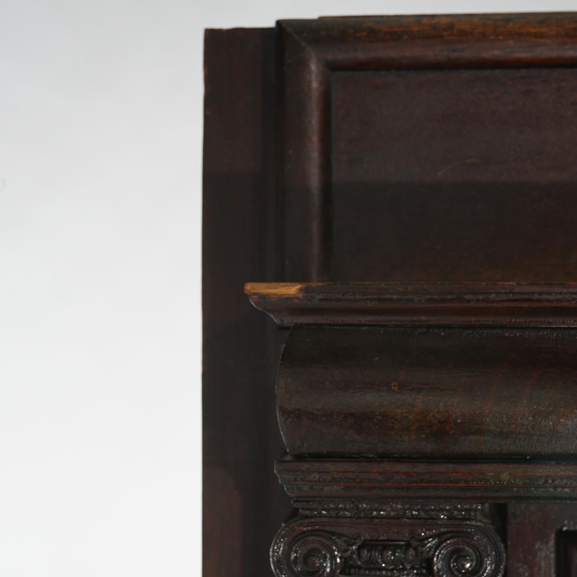 Cheminée ancienne en chêne avec colonnes sculptées classiques vers 1900 en vente 6