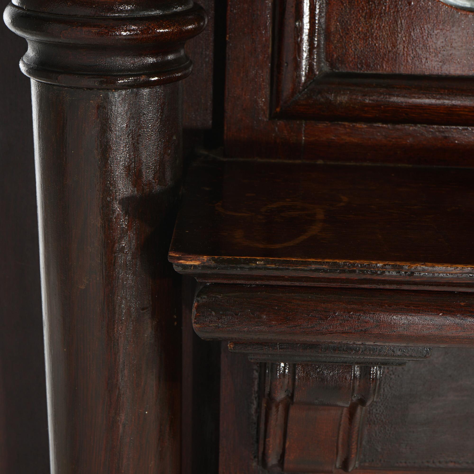 Cheminée ancienne en chêne avec colonnes sculptées classiques vers 1900 en vente 7