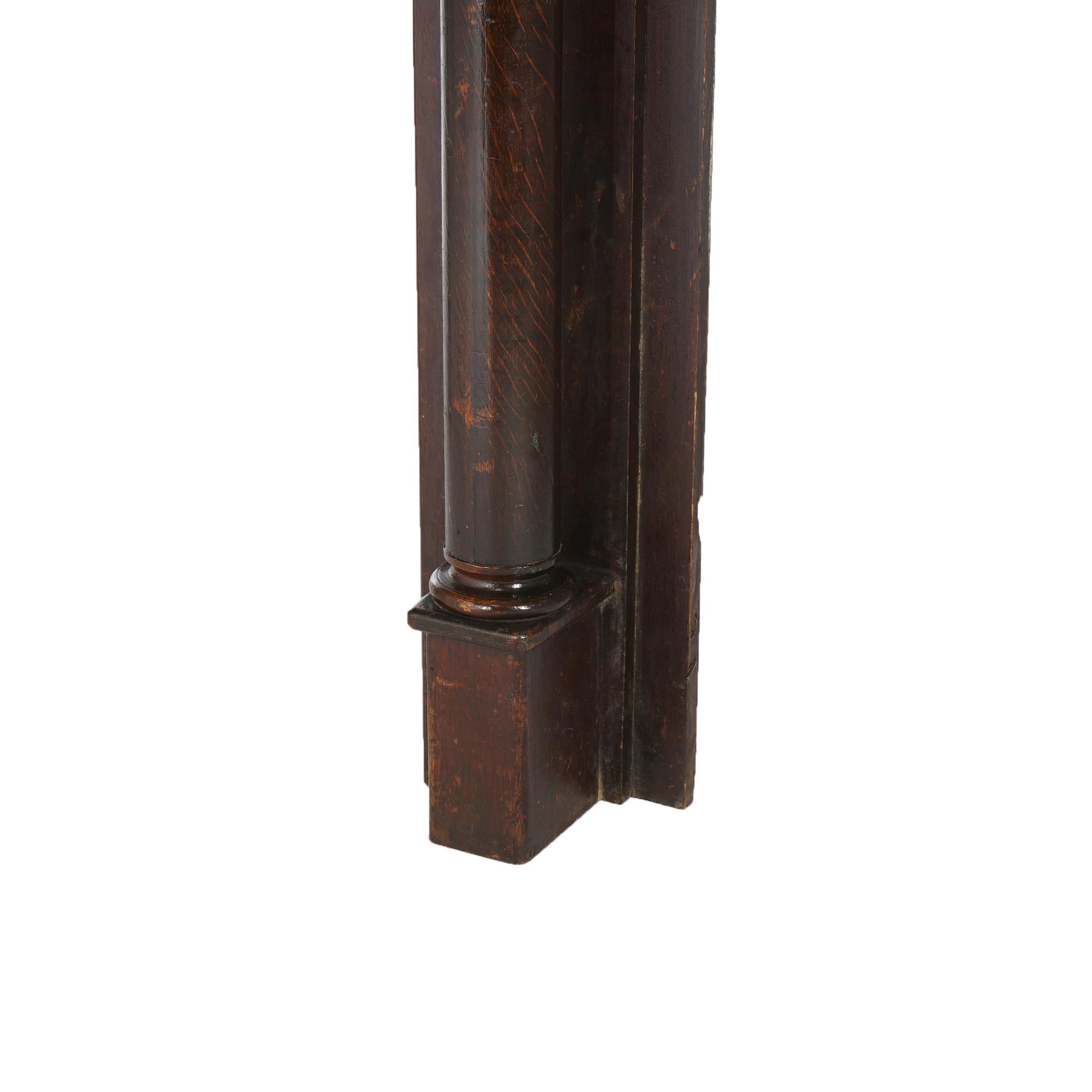 Cheminée ancienne en chêne avec colonnes sculptées classiques vers 1900 en vente 8
