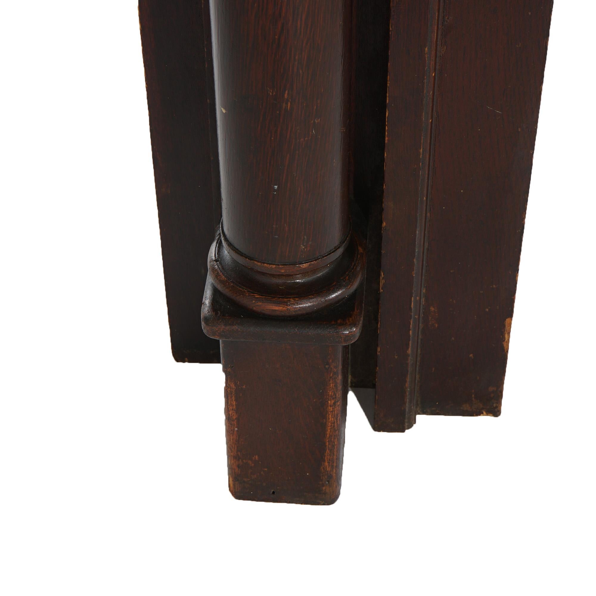 Cheminée ancienne en chêne avec colonnes sculptées classiques vers 1900 en vente 10