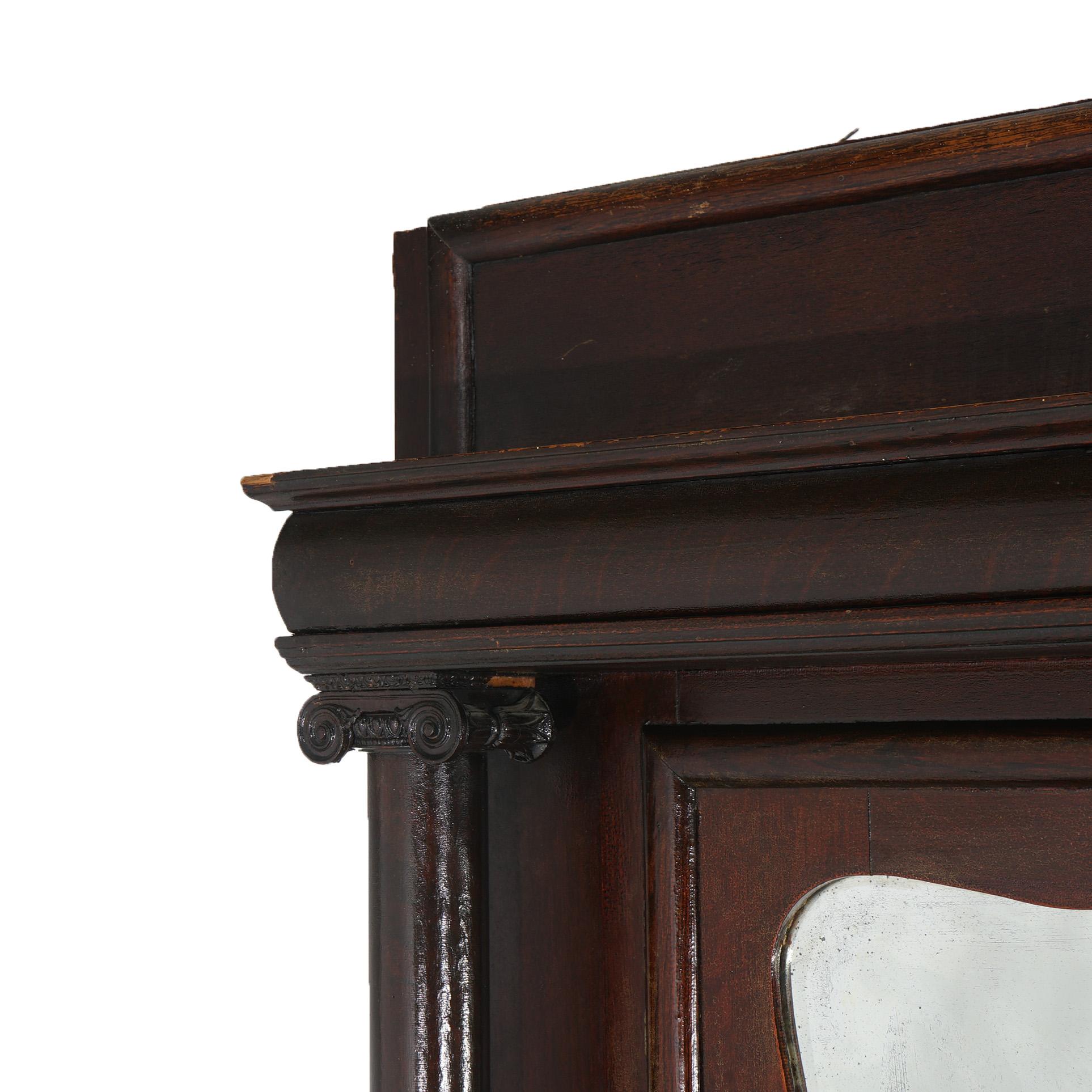 Sculpté Cheminée ancienne en chêne avec colonnes sculptées classiques vers 1900 en vente
