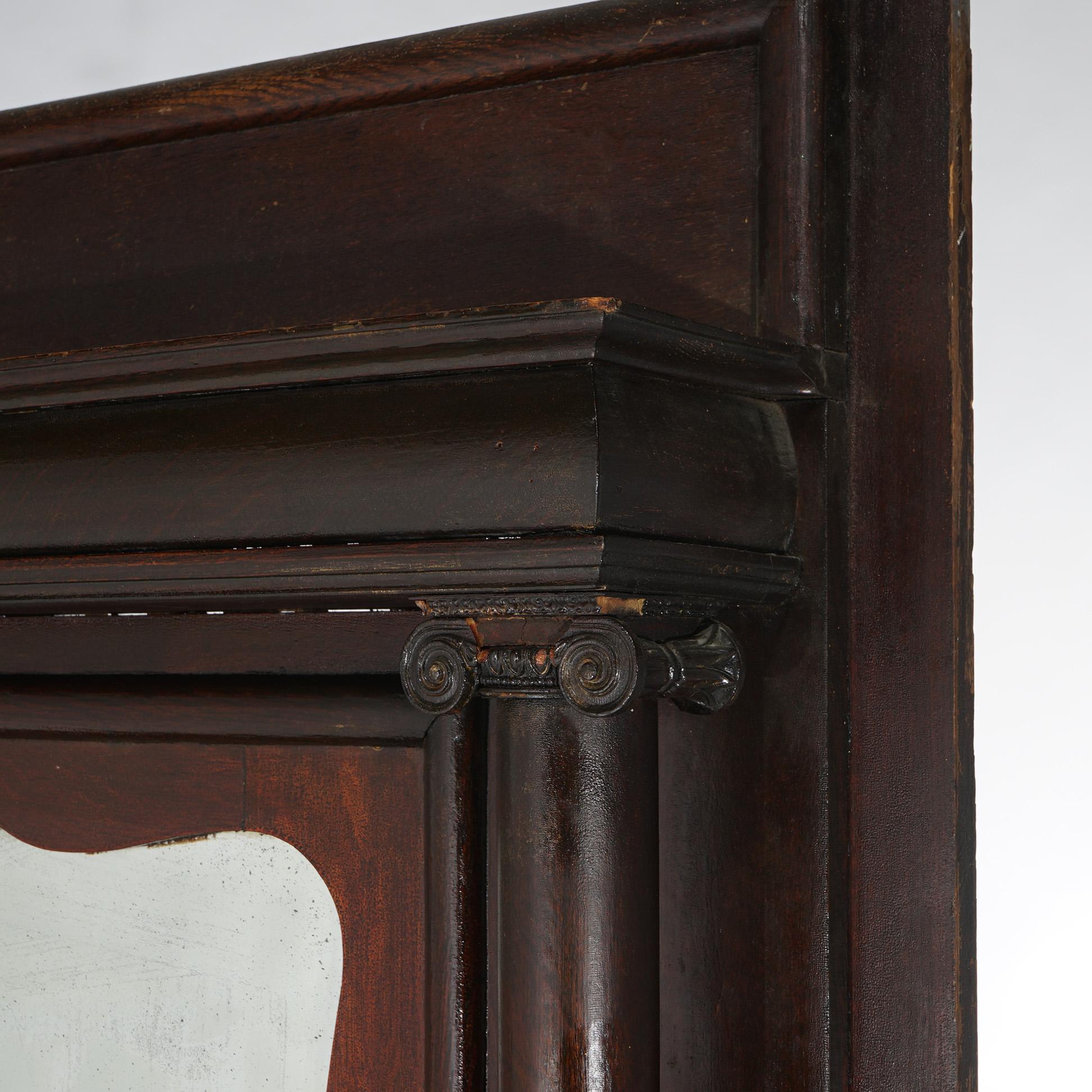 Cheminée ancienne en chêne avec colonnes sculptées classiques vers 1900 Bon état - En vente à Big Flats, NY