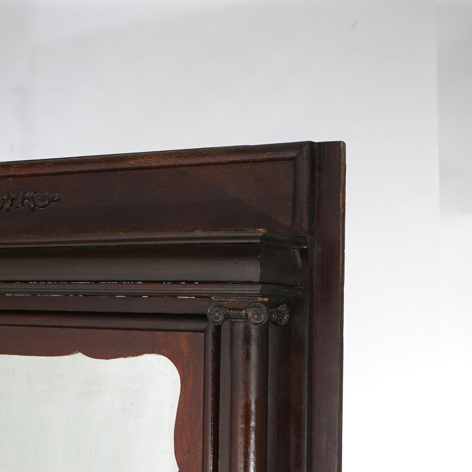 20ième siècle Cheminée ancienne en chêne avec colonnes sculptées classiques vers 1900 en vente