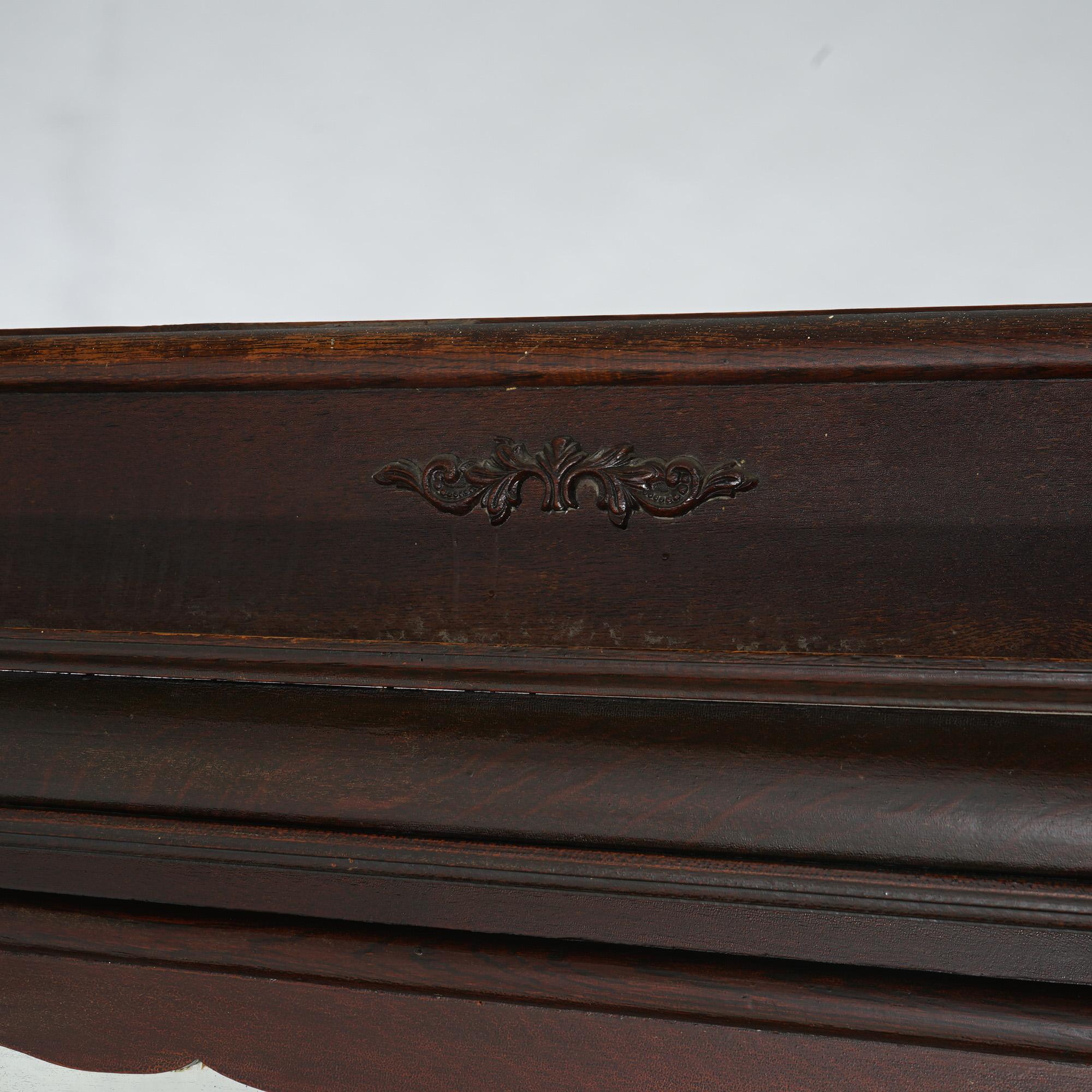 Chêne Cheminée ancienne en chêne avec colonnes sculptées classiques vers 1900 en vente