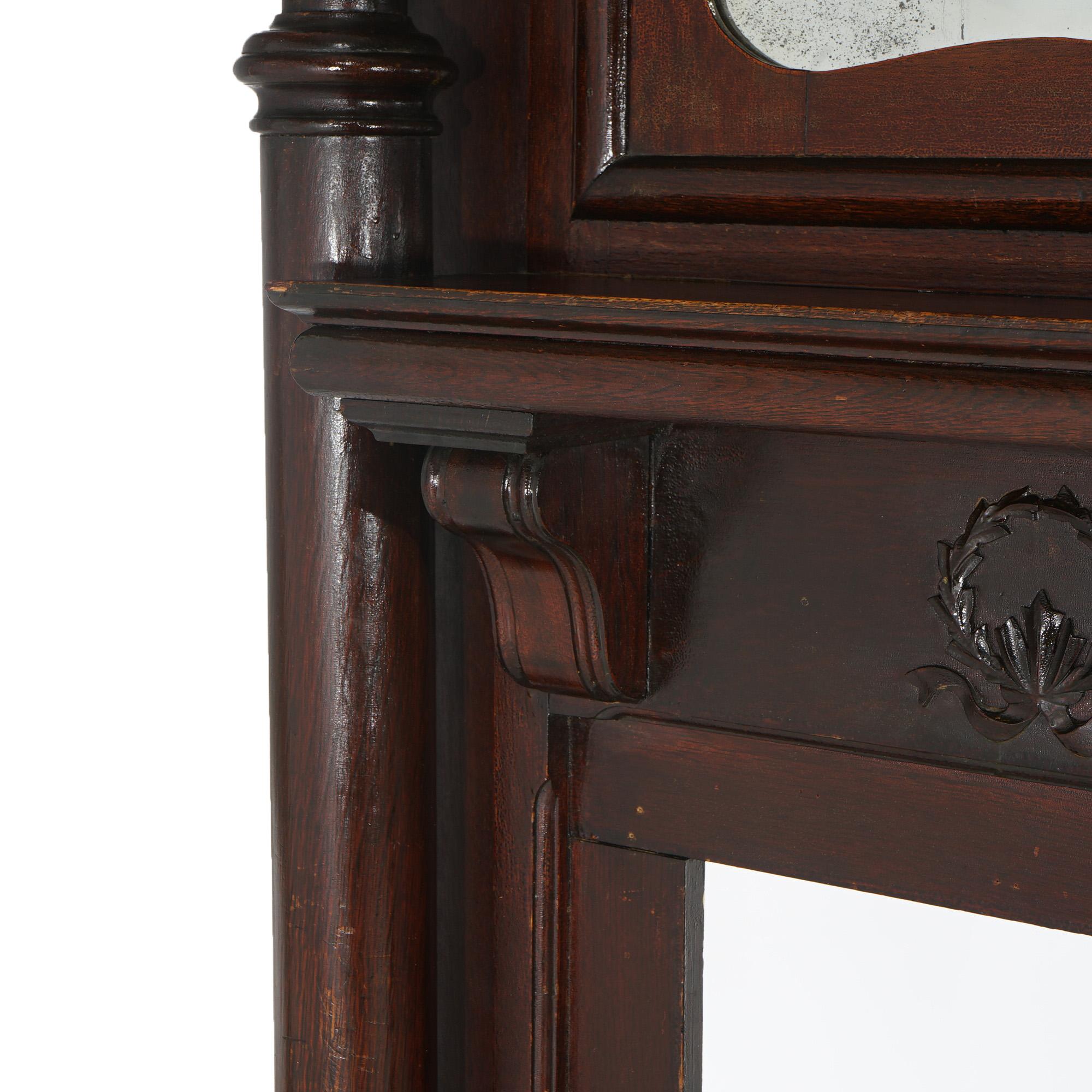 Cheminée ancienne en chêne avec colonnes sculptées classiques vers 1900 en vente 1