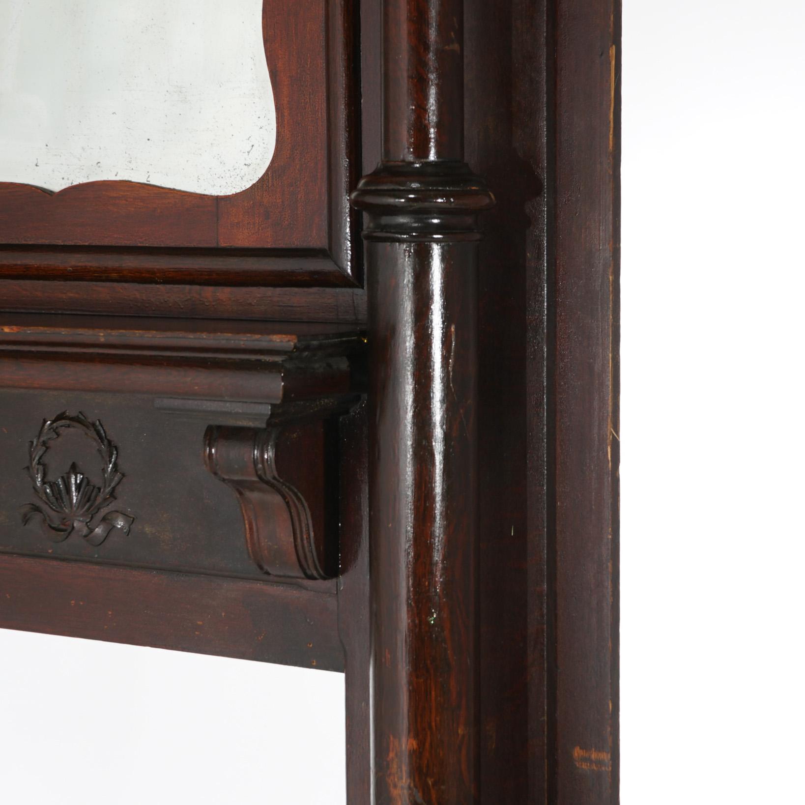 Cheminée ancienne en chêne avec colonnes sculptées classiques vers 1900 en vente 2
