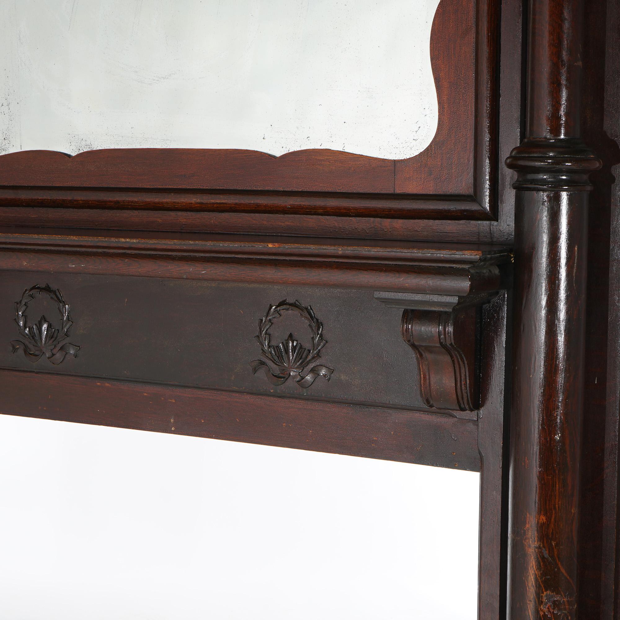 Cheminée ancienne en chêne avec colonnes sculptées classiques vers 1900 en vente 3