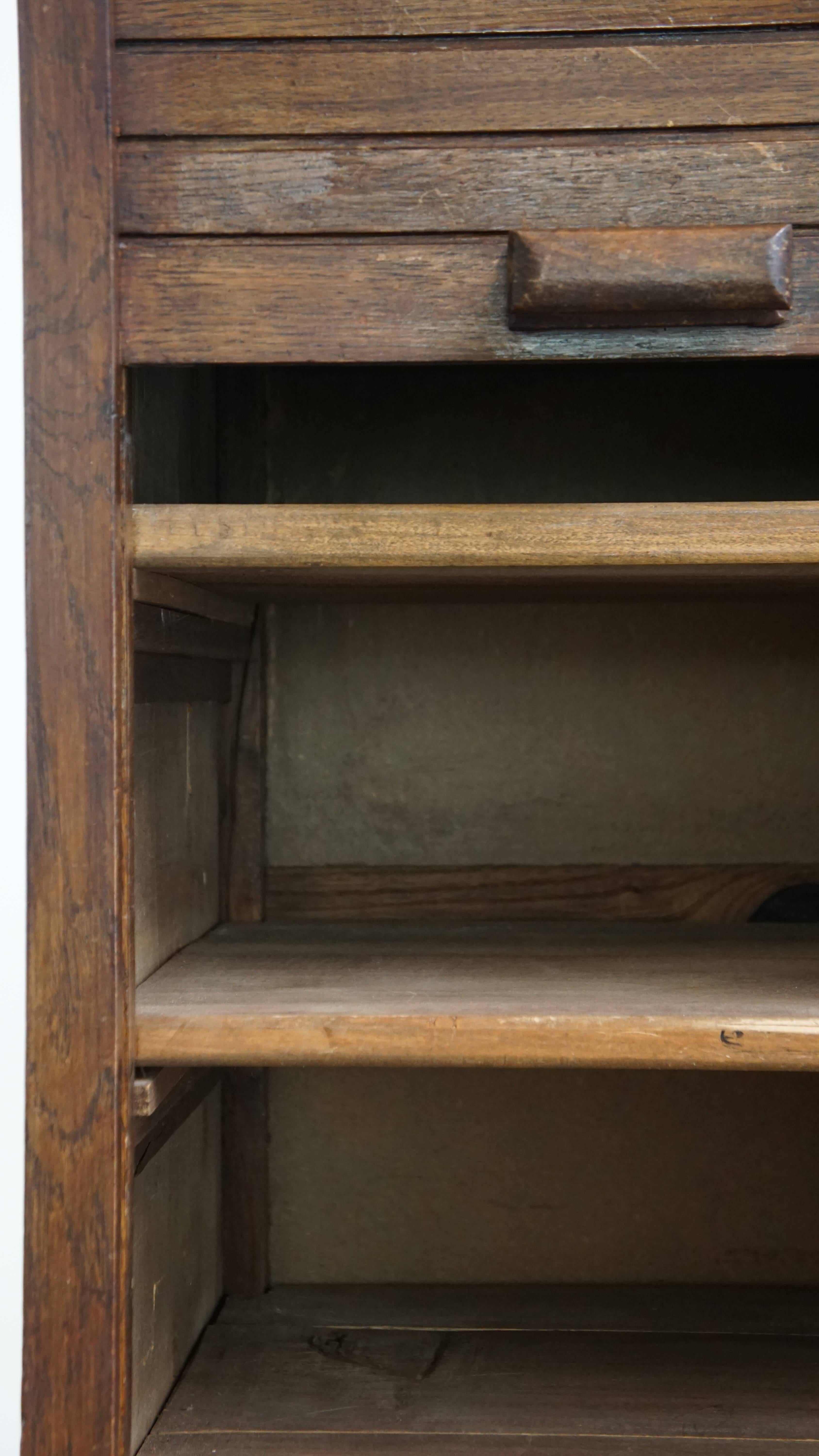 Armadietto notarile antico in quercia con due ante a rullo e serratura funzionante in vendita 4