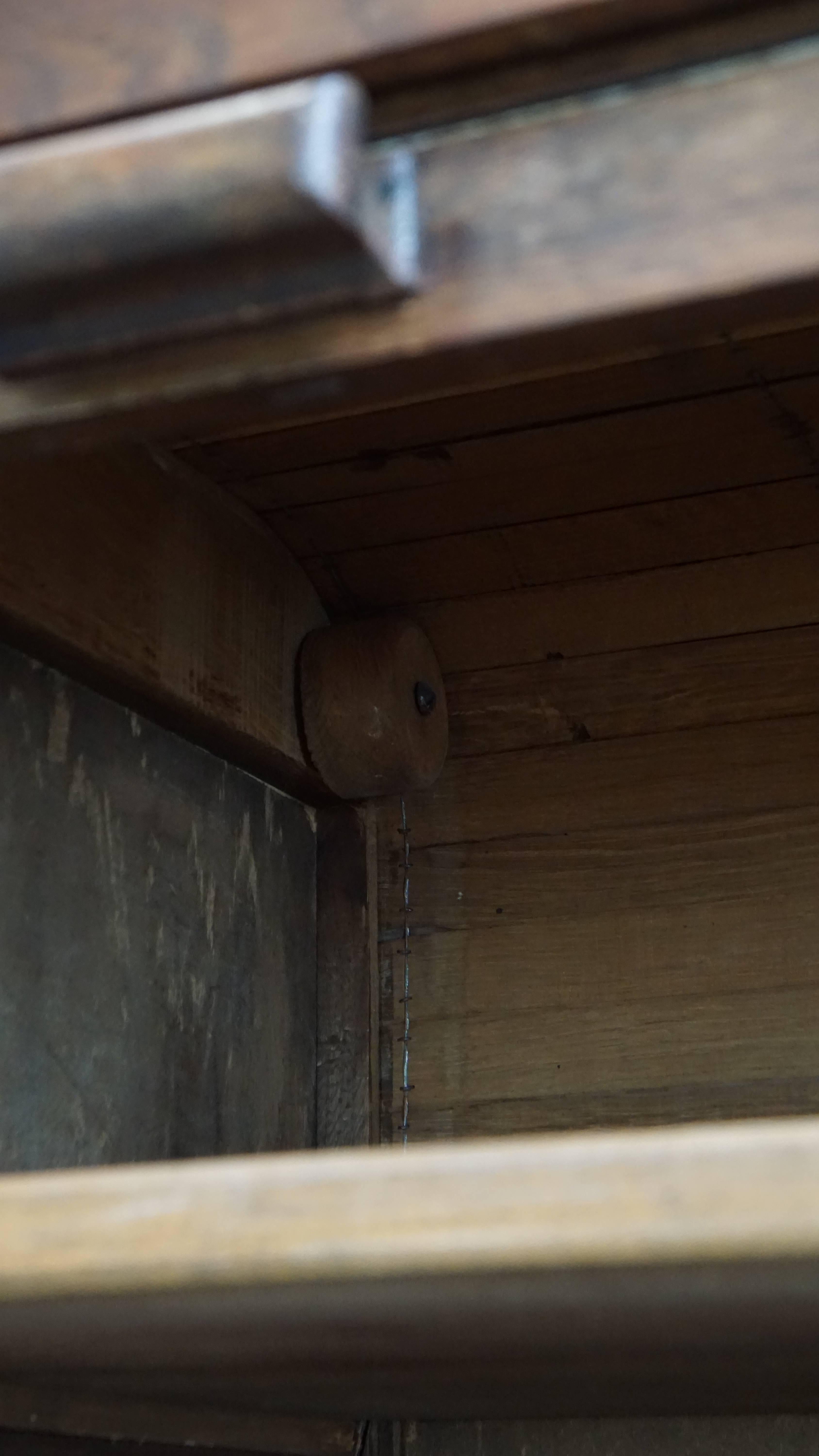 Armadietto notarile antico in quercia con due ante a rullo e serratura funzionante in vendita 5