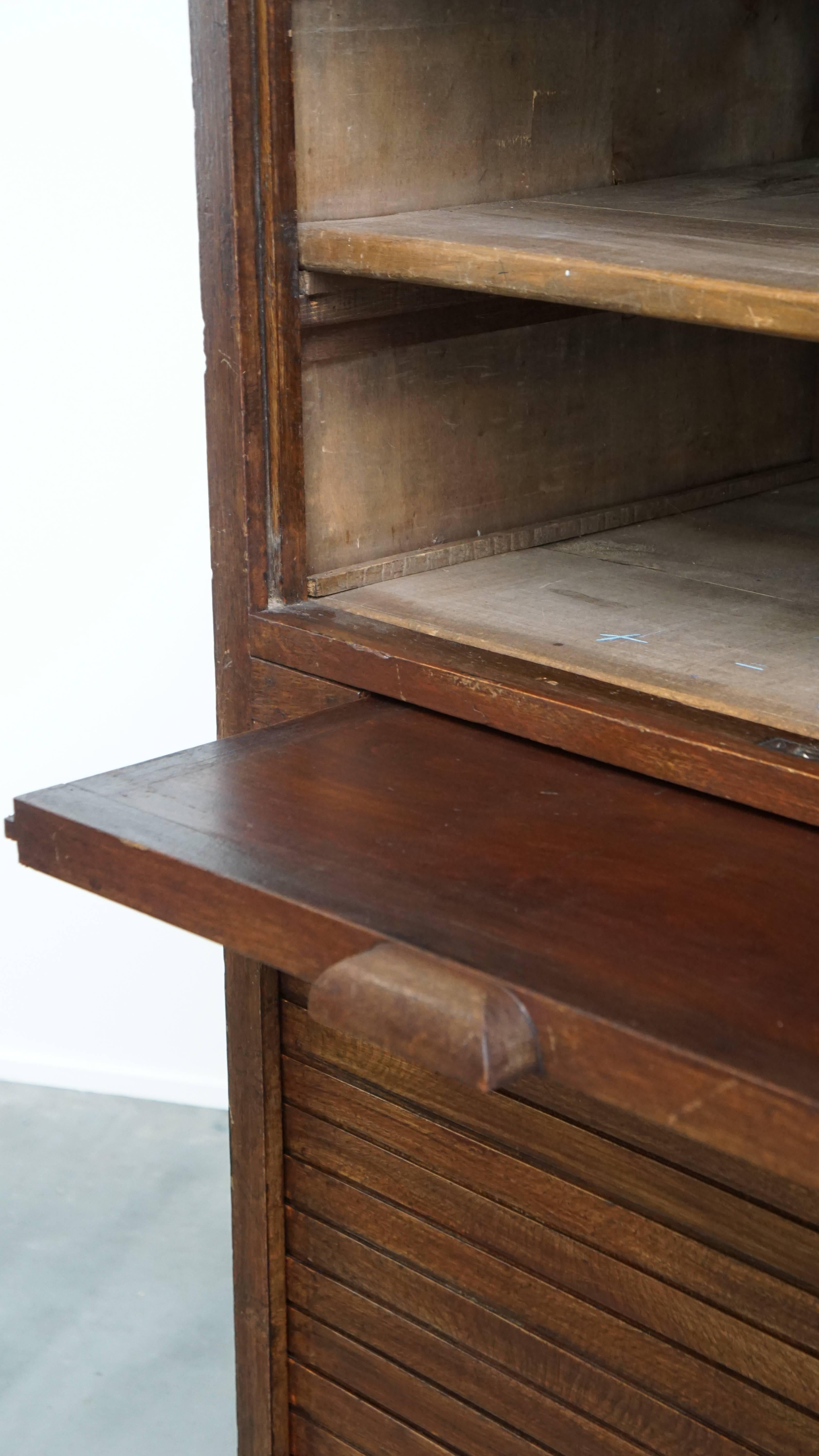 Armadietto notarile antico in quercia con due ante a rullo e serratura funzionante in vendita 6