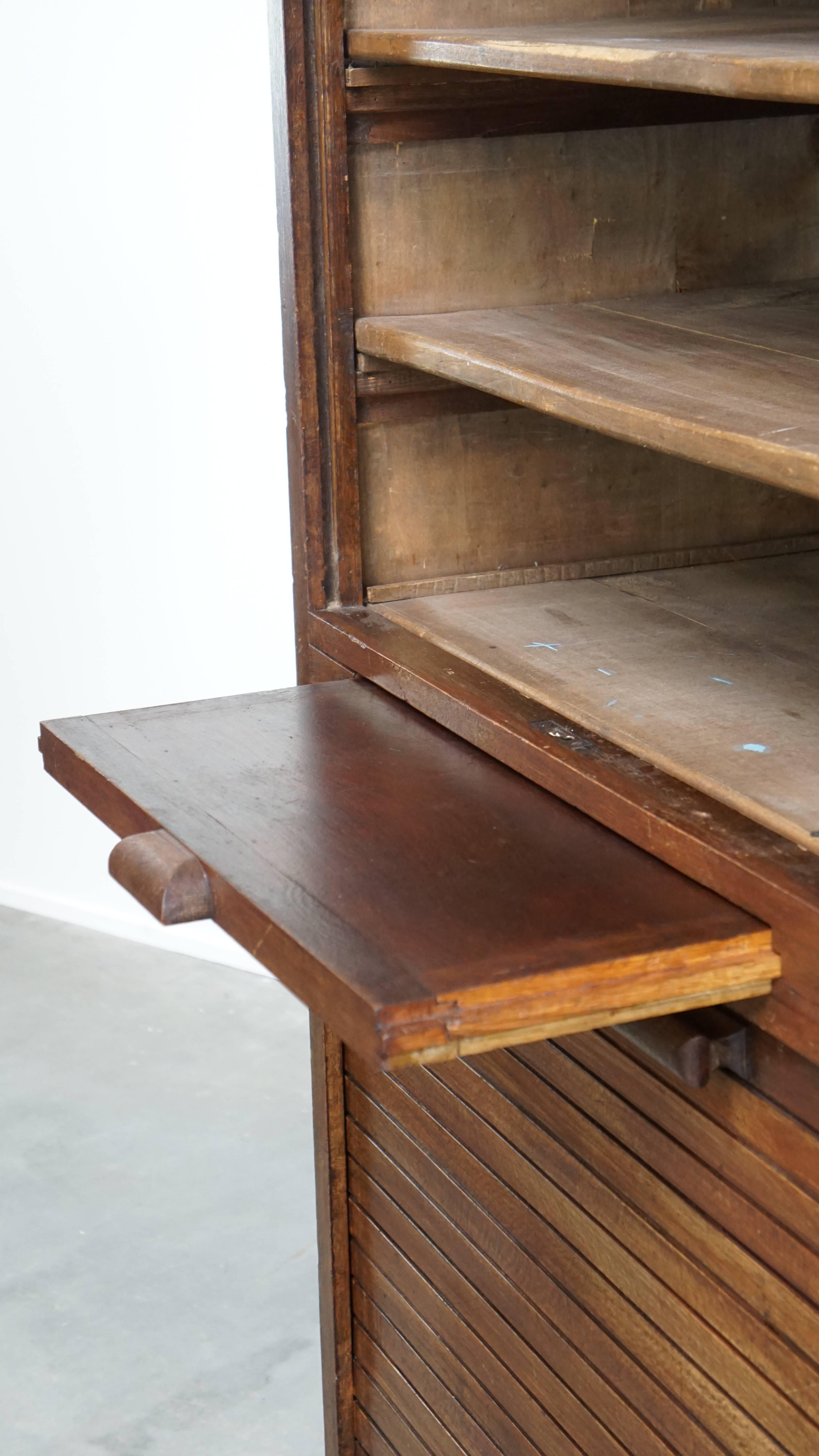 Armadietto notarile antico in quercia con due ante a rullo e serratura funzionante in vendita 7