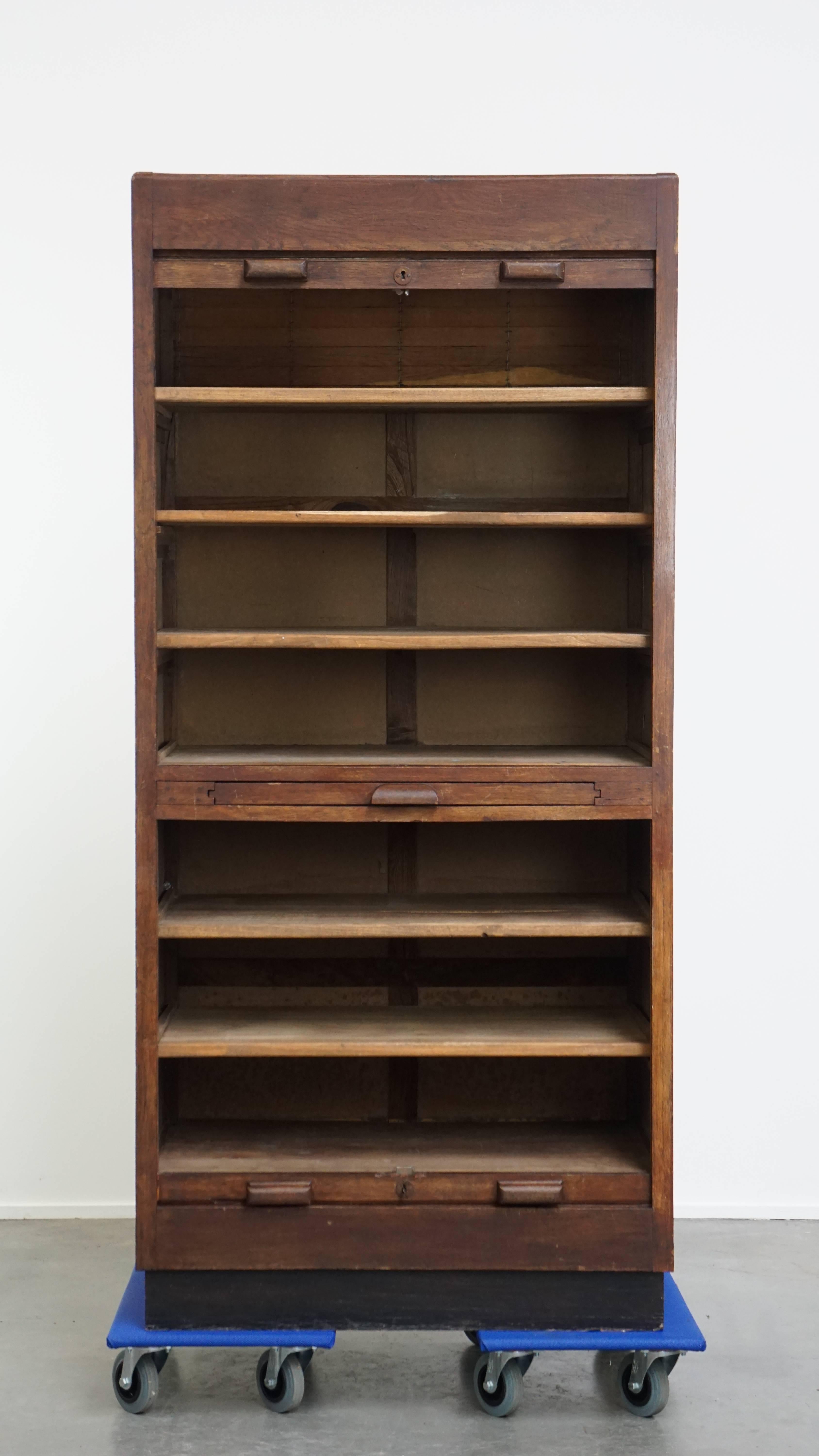 All'asta c'è questo splendido mobile notarile antico in rovere con due ante a rullo, una serratura funzionante e una splendida patina.

Questo splendido mobile antico, se dipendesse da noi, sarebbe un must per qualsiasi interno! È il complemento