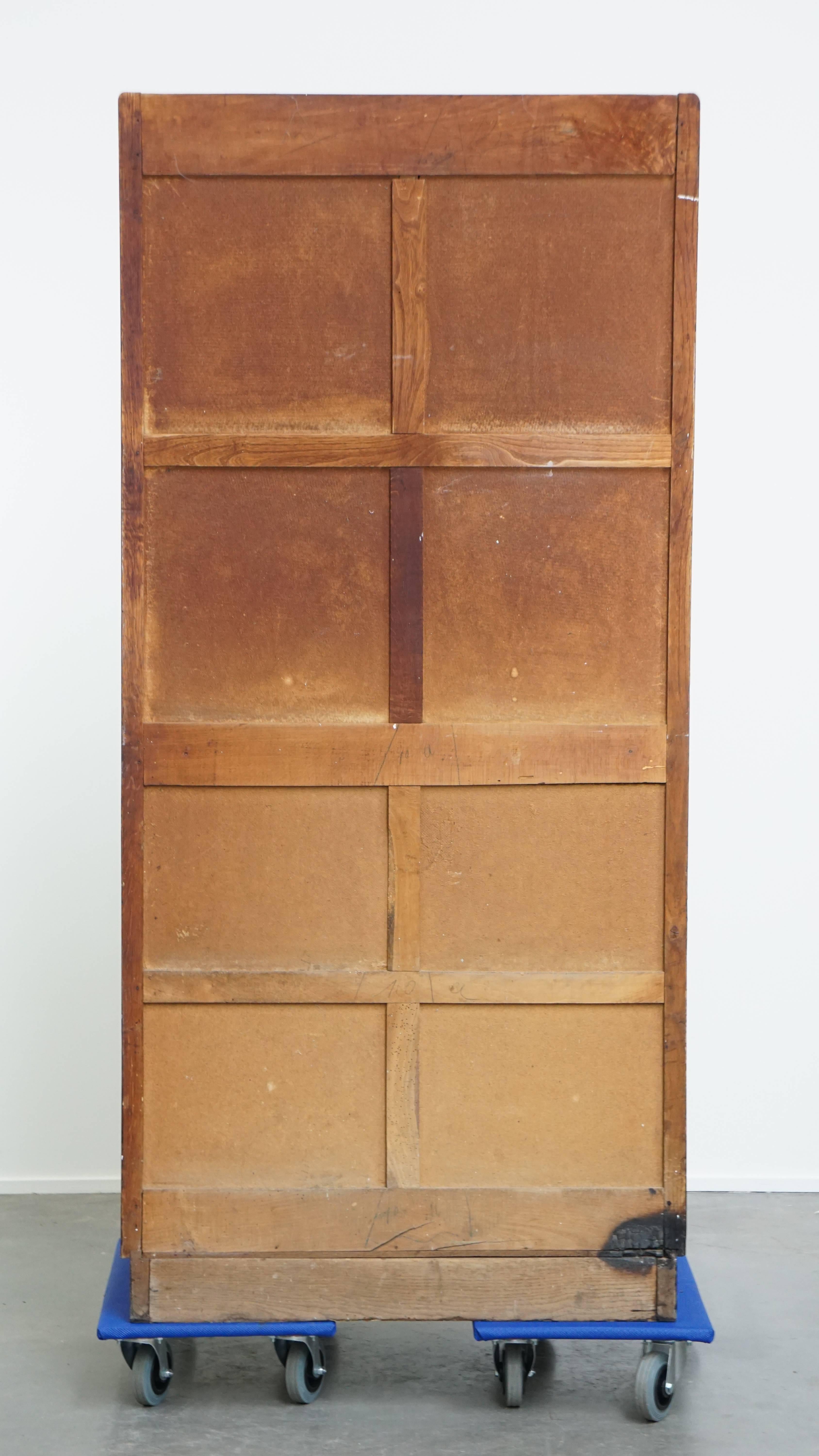 Armadietto notarile antico in quercia con due ante a rullo e serratura funzionante In condizioni discrete in vendita a Harderwijk, NL