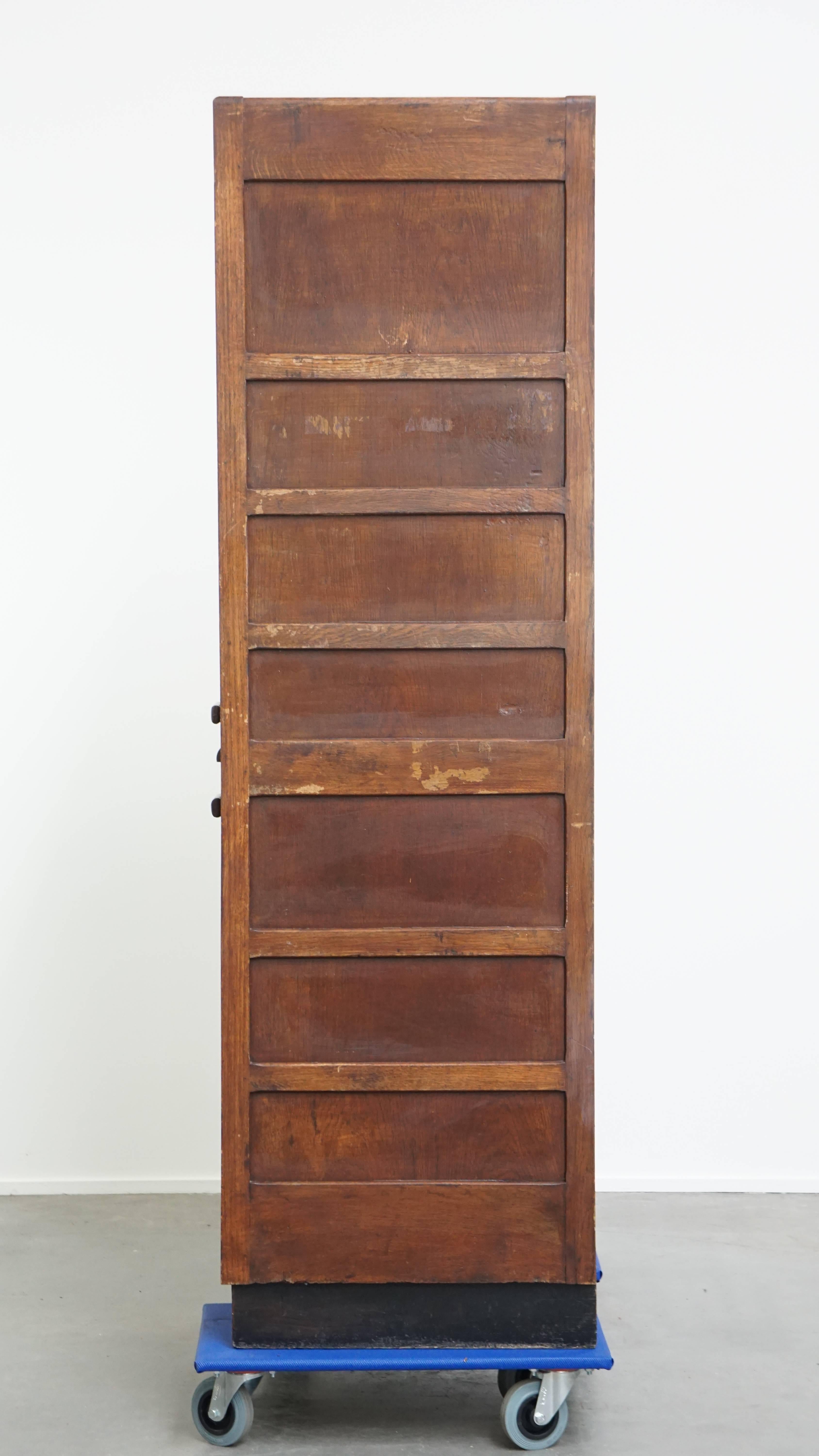 XX secolo Armadietto notarile antico in quercia con due ante a rullo e serratura funzionante in vendita