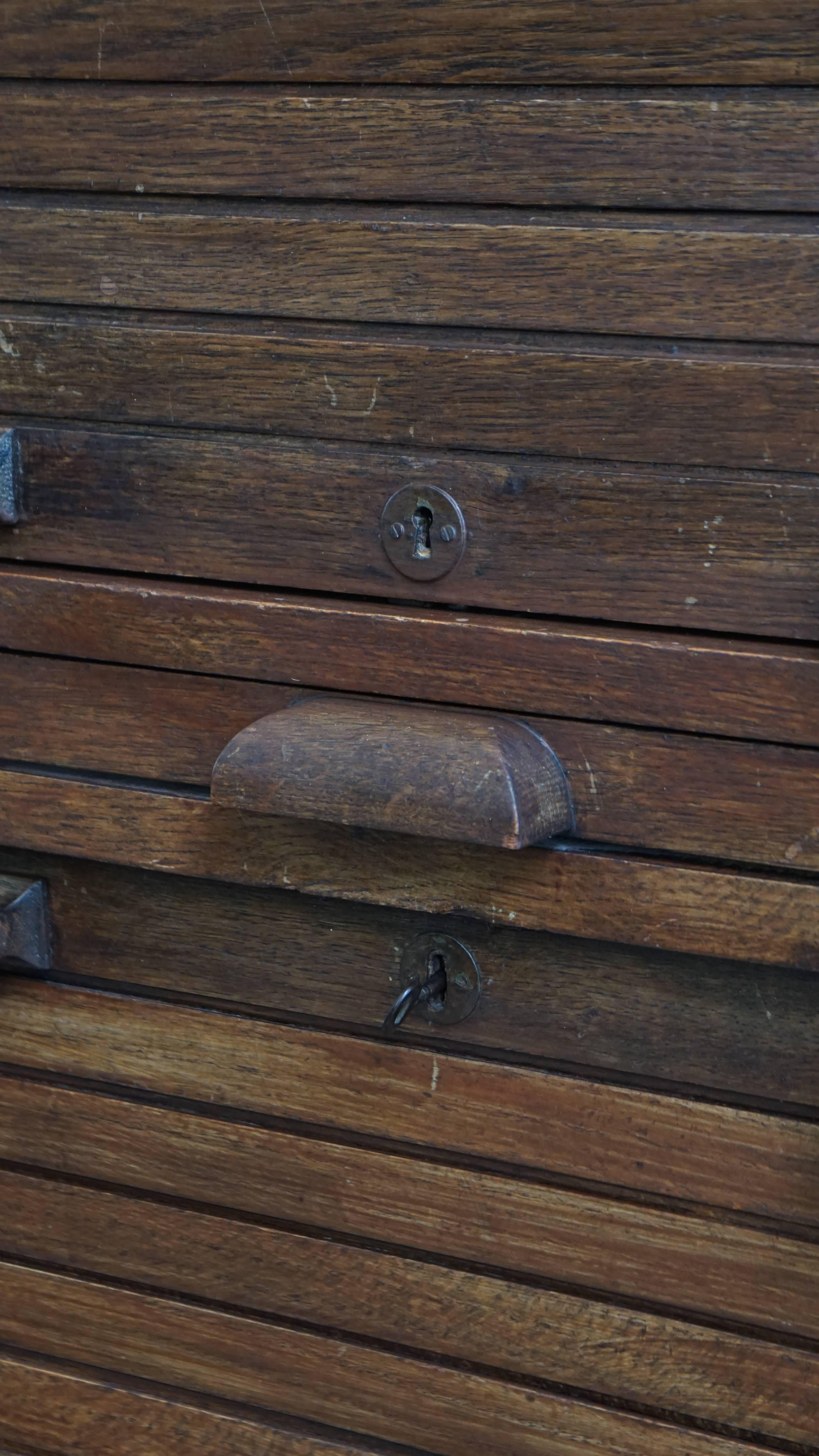 Armadietto notarile antico in quercia con due ante a rullo e serratura funzionante in vendita 1