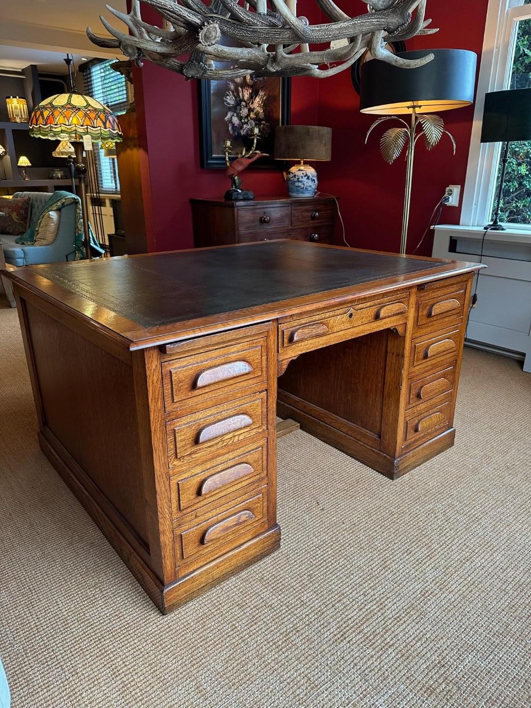 Édouardien Bureau d'associé en chêne antique en vente