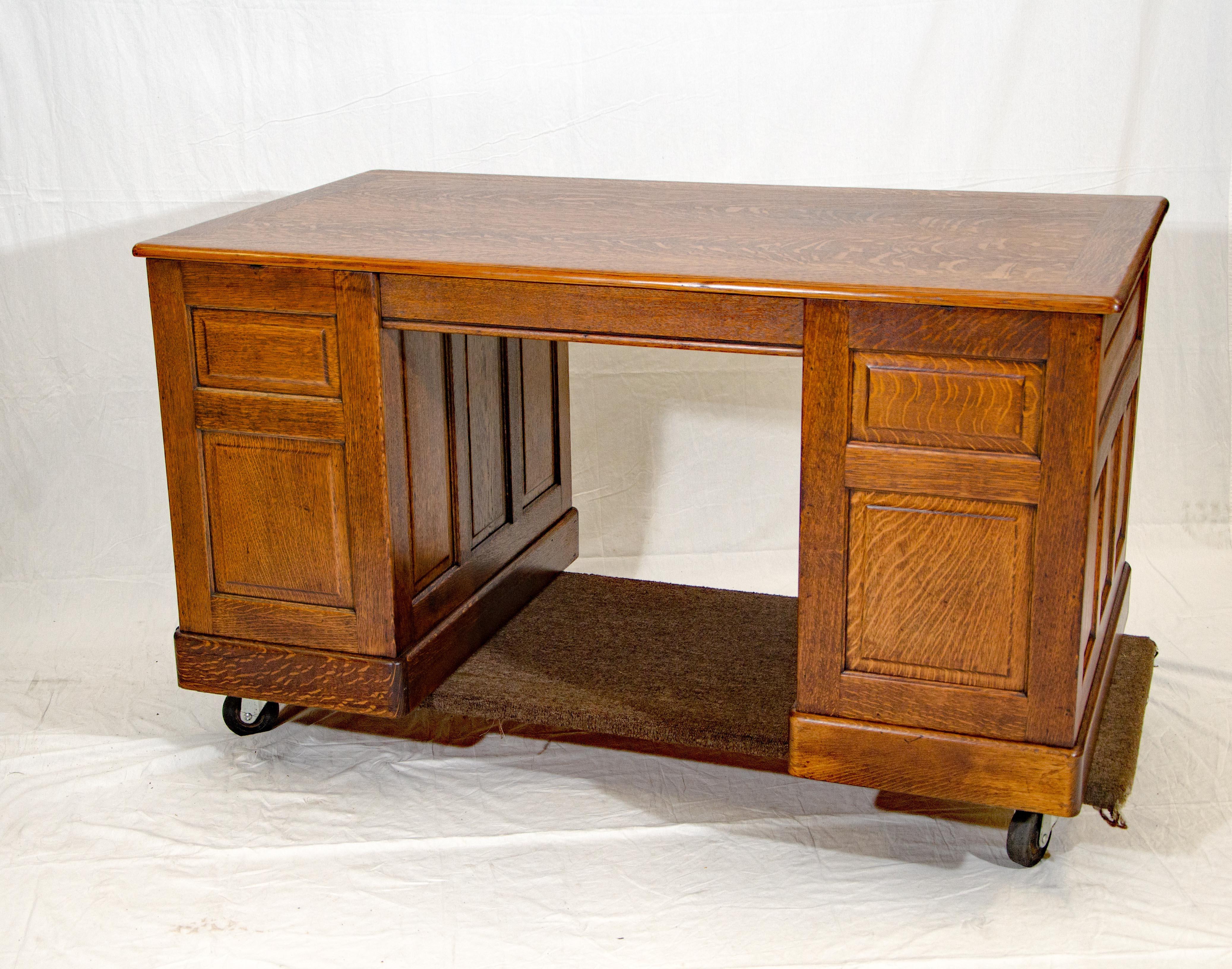 Antique Oak Pedestal Desk, Globe-Wernicke, London In Good Condition In Crockett, CA