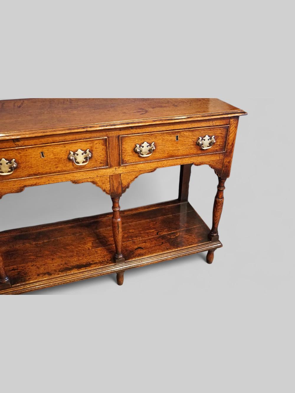 Antique oak dresser with pot board 
This Antique oak dresser with pot board was made circa 1825.
This is of a superb golden colour and patina, and the front turned legs are particularly fine.
It is fitted 3 drawers with brass plate handles.
The fine