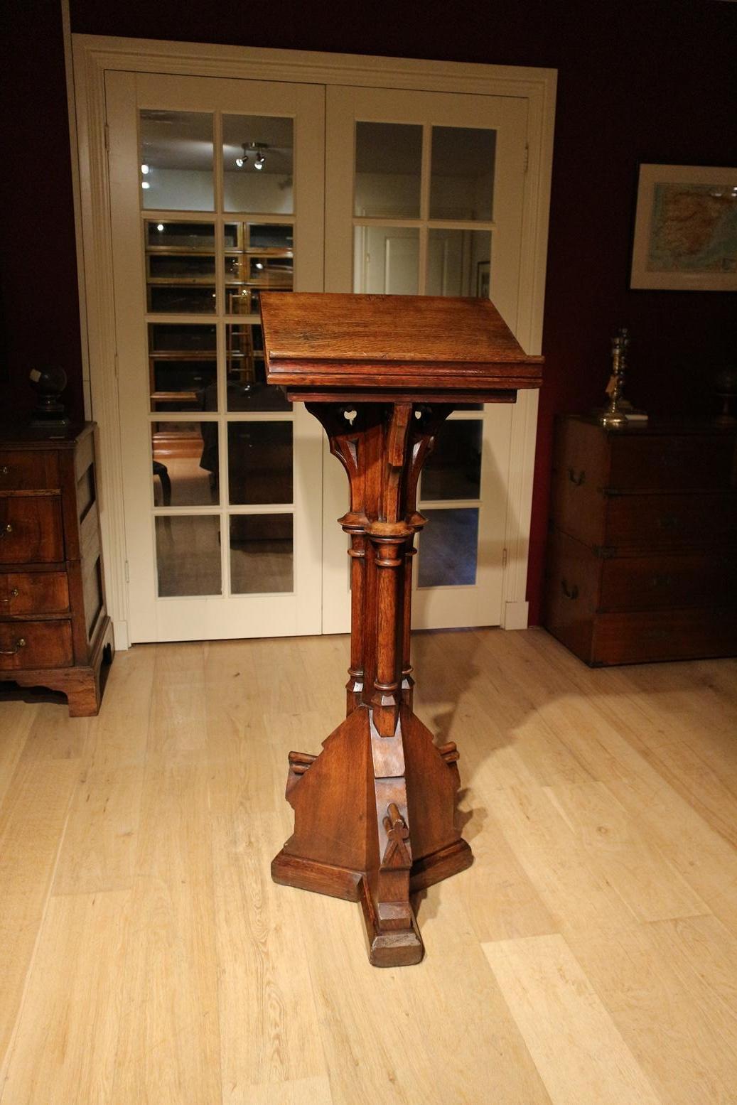 Antique oak reading stand / book stand in perfect and completely original condition. Suitable for heavy books 

Origin: England

Period: Approx. 1780

Size 50 cm x 45 cm x H.138 cm.