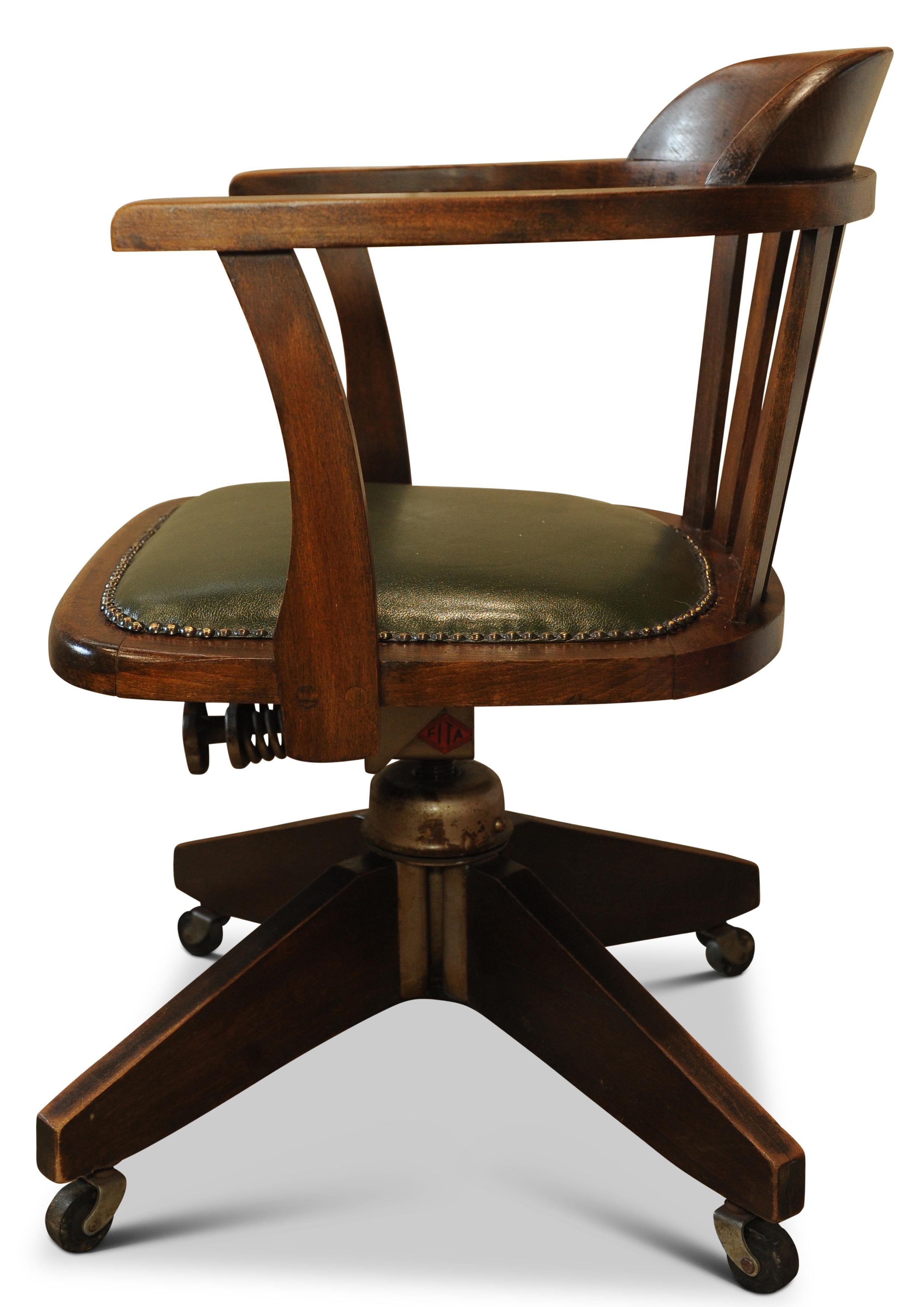 Presidente 2025 7 FITA

Un ejemplo impresionante de una silla de oficina clásica, tiene inclinación original, mecanismo de asiento de acción de resorte, regulable en altura. Asiento retapizado de cuero verde carrera.

Fundada en 1906, la reputación