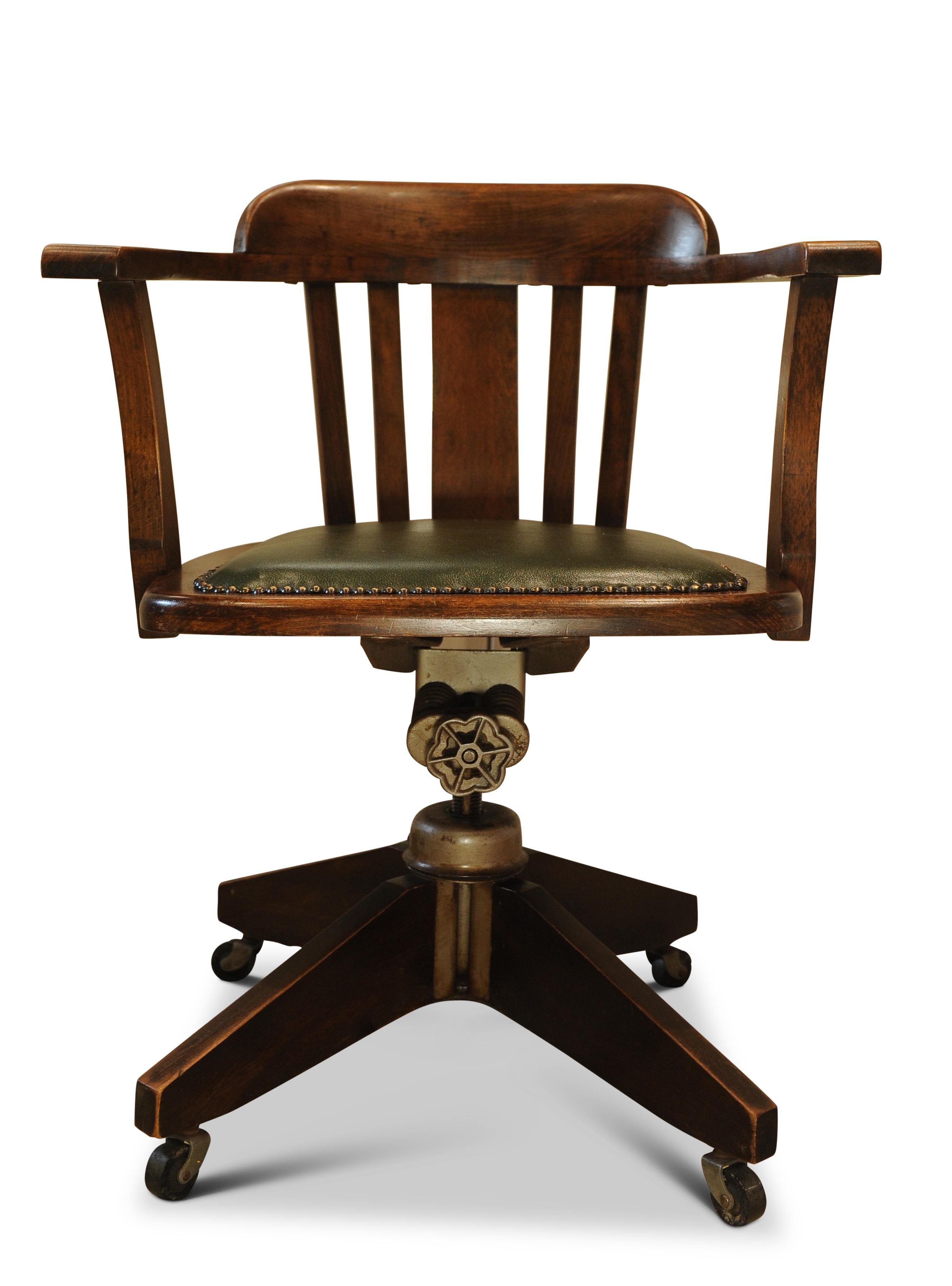 Silla de escritorio giratoria con respaldo de riel de roble antiguo y asiento de cuero verde Racing Británico en venta