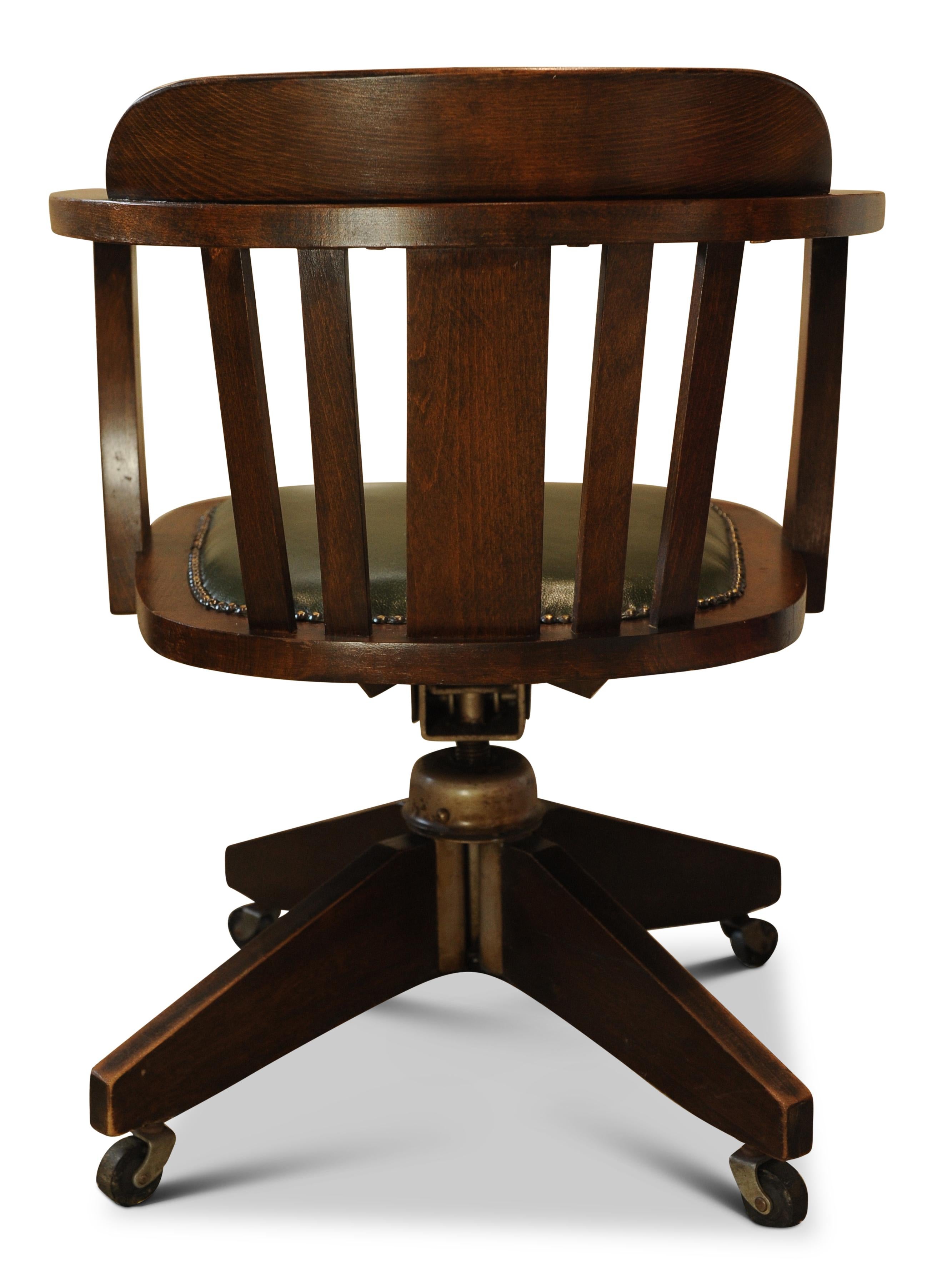 Silla de escritorio giratoria con respaldo de riel de roble antiguo y asiento de cuero verde Racing mediados del siglo XX en venta