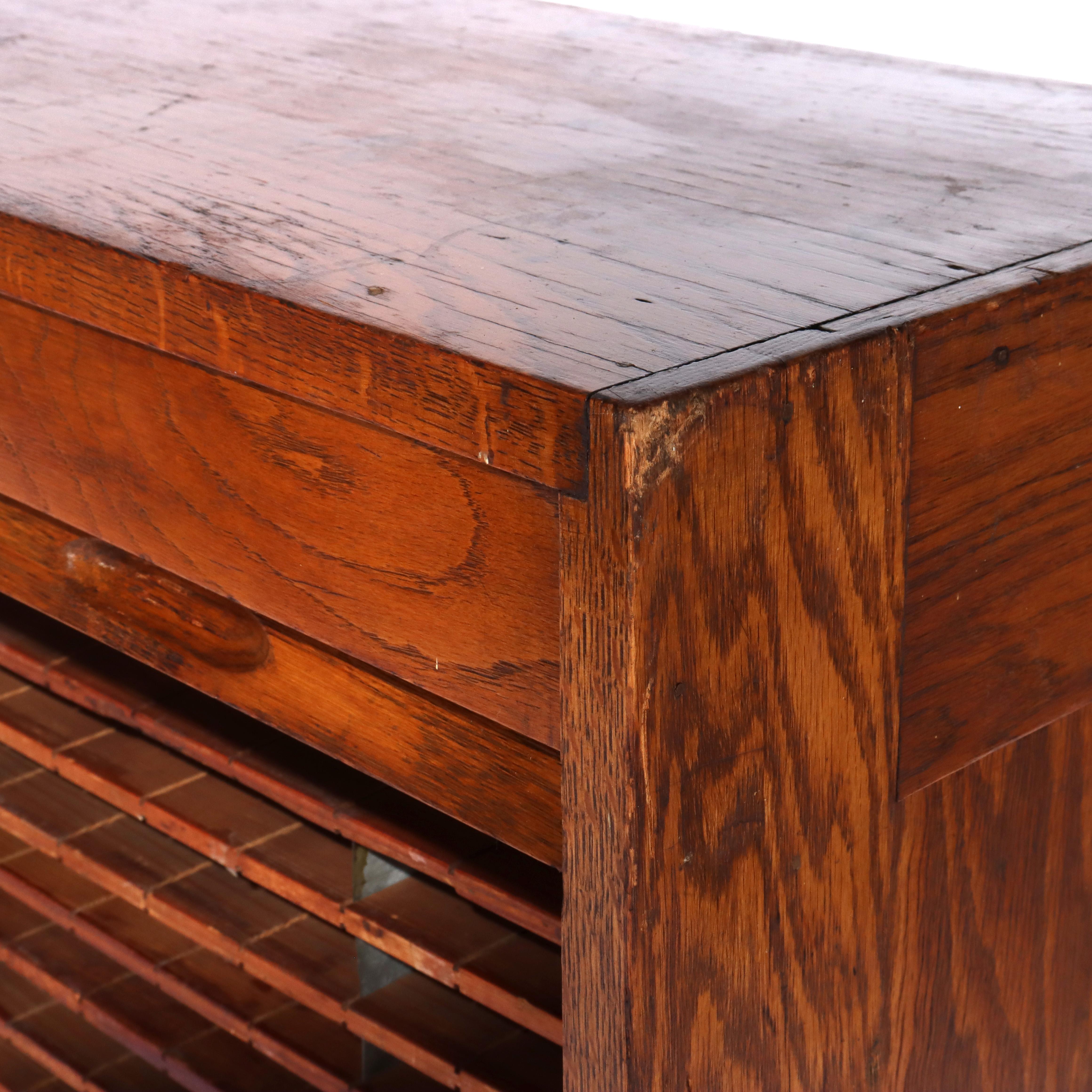 Arts and Crafts Ancienne armoire à rideaux en Oak Oak C1920 en vente