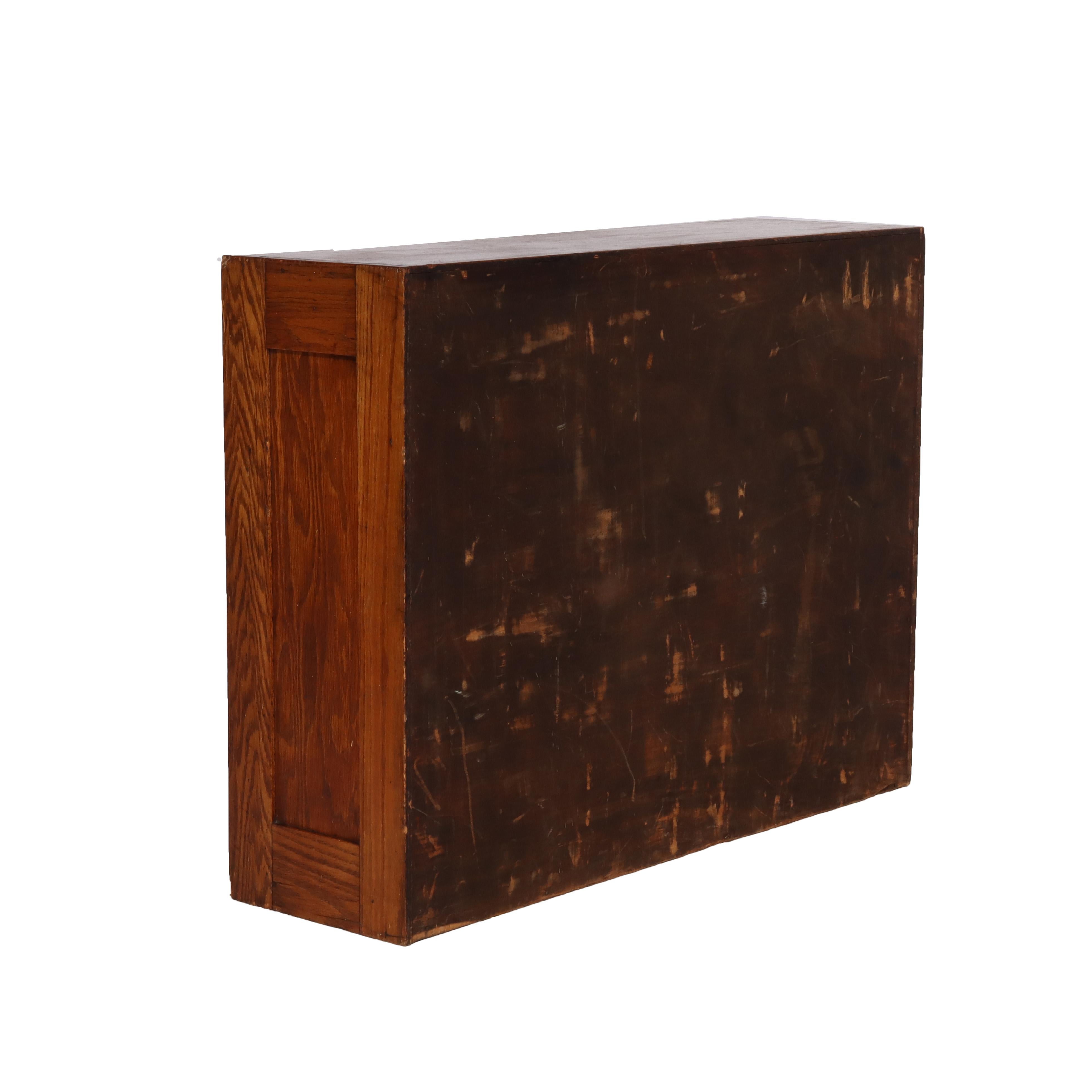 20ième siècle Ancienne armoire à rideaux en Oak Oak C1920 en vente