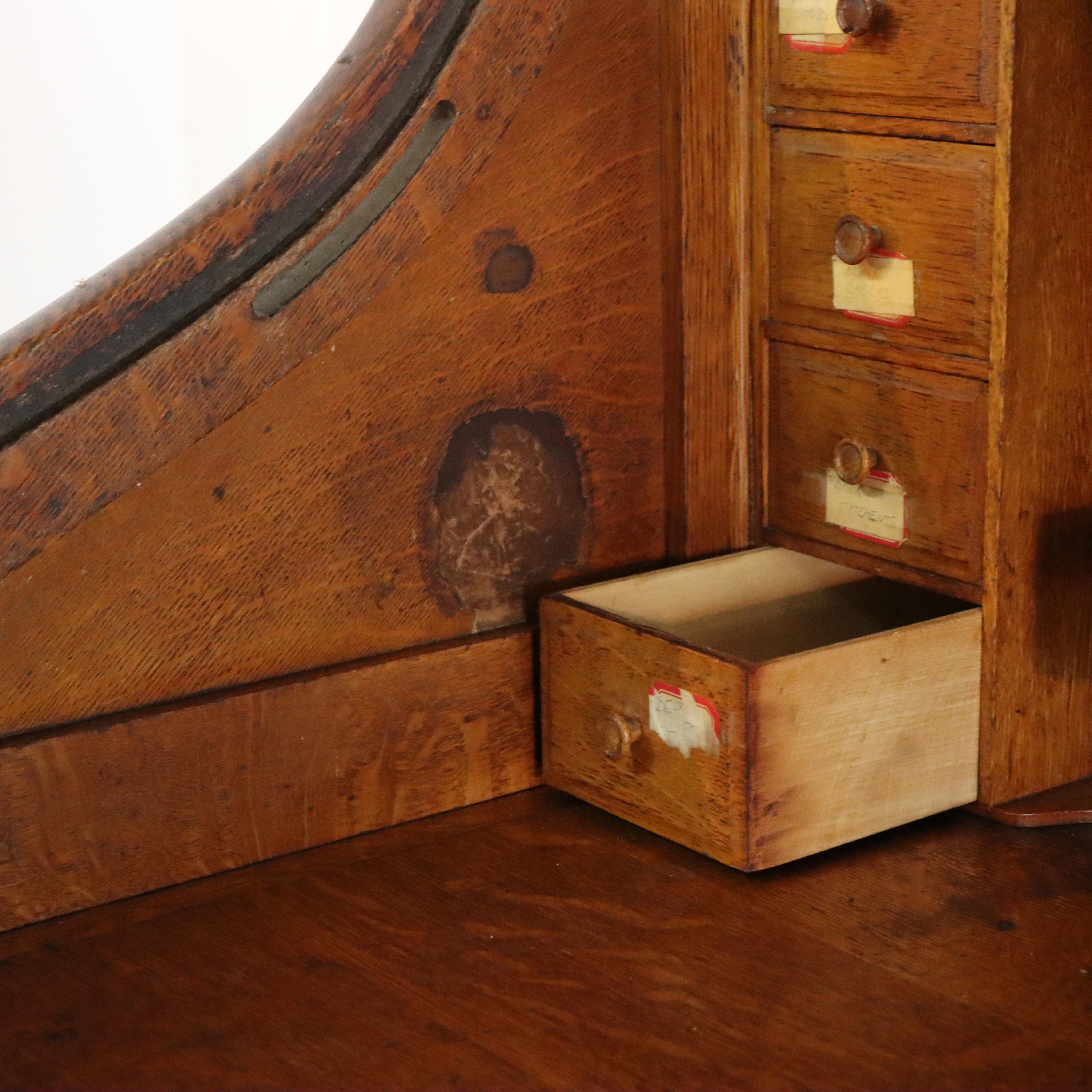 Antico scrittoio a S in Oak con interni completi non firmato del 1900 in vendita 1