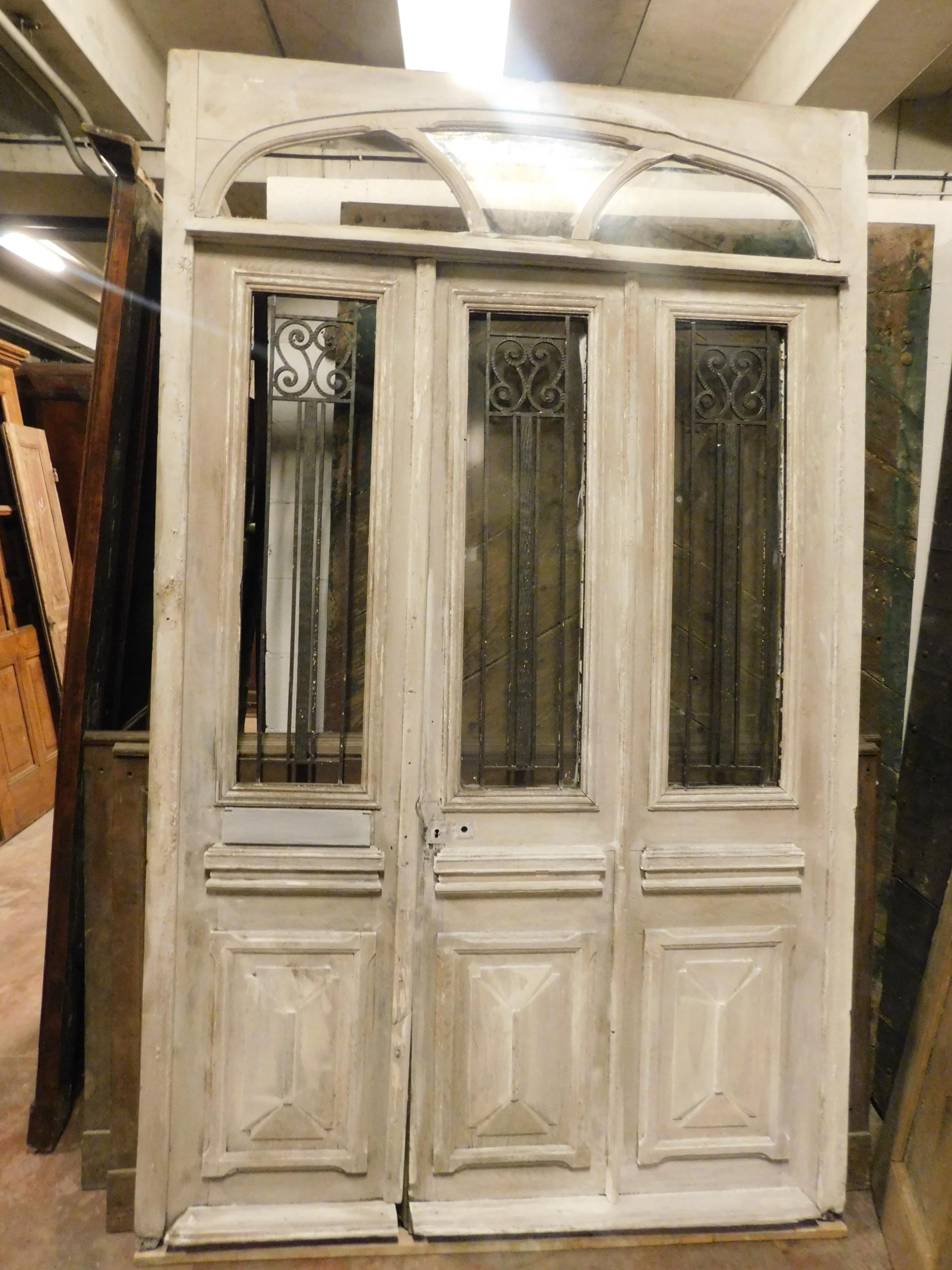 Ancient oak shop door, built for an Italian shop of the 19th century, typical local shop, with irons worked in the glass part and still preserves the letterbox mounted in the 1900s.
Carved at the bottom, it is beautiful on both sides because it