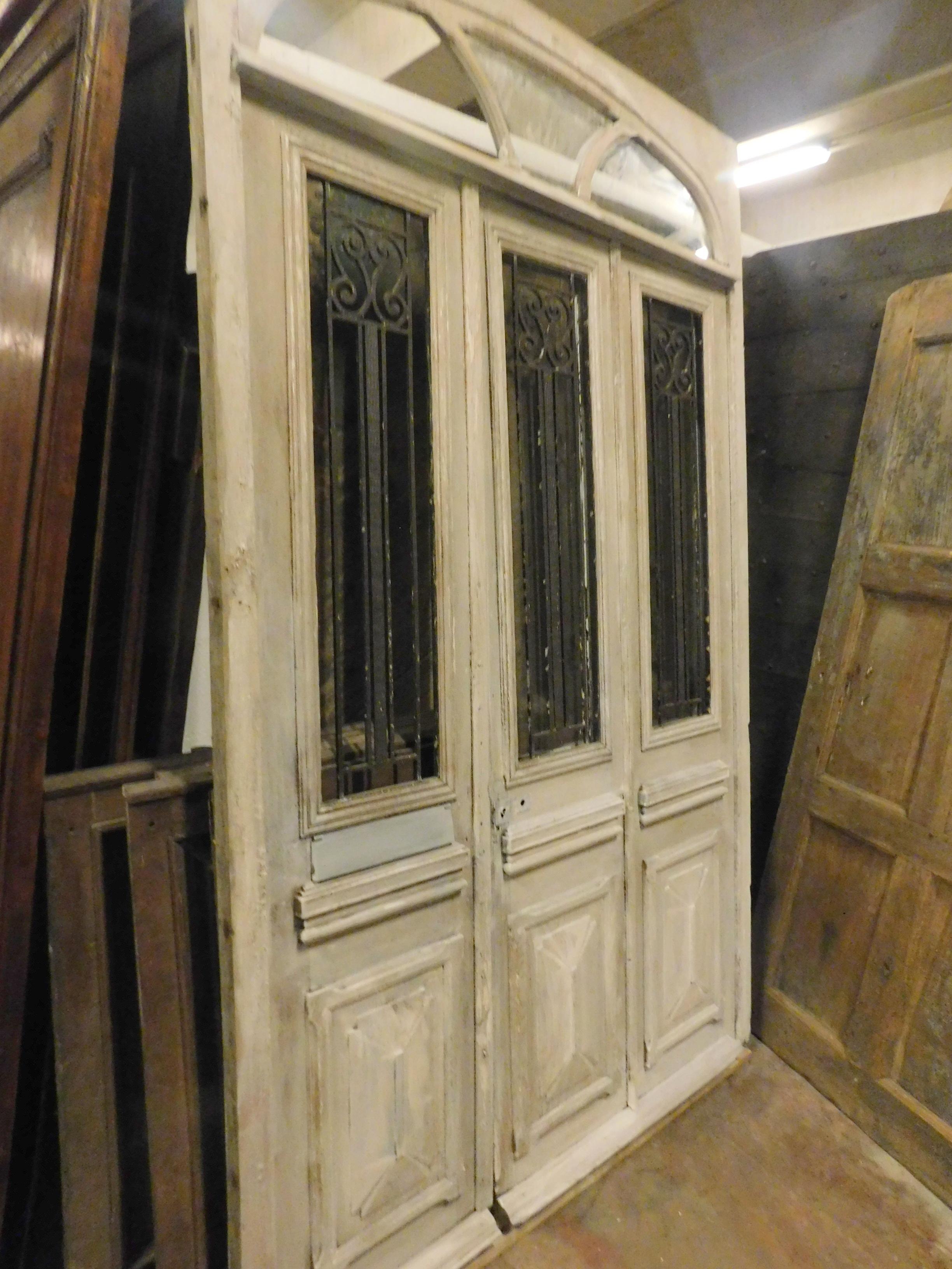 Antique Oak Shop Door, Lacquered White Wood with Glass, 19th Century Italy In Good Condition In Cuneo, Italy (CN)