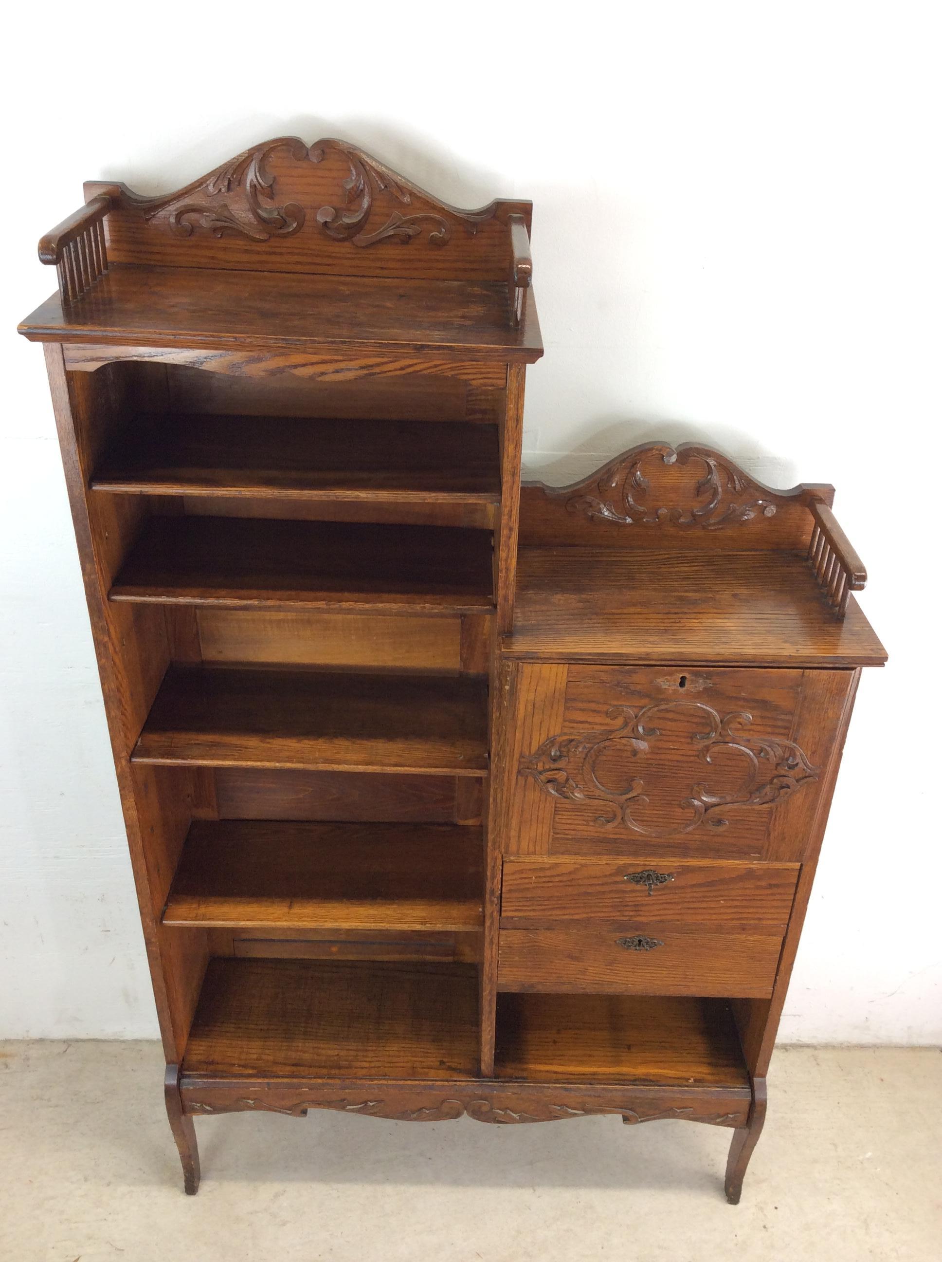 Esta librería y escritorio antiguos, uno al lado del otro, presentan una construcción de madera dura, acabado original en roble, tres estantes ajustables, dos cajones de cola de milano y escritorio con frente abatible.

Dimensiones: 37,75an 11,5d