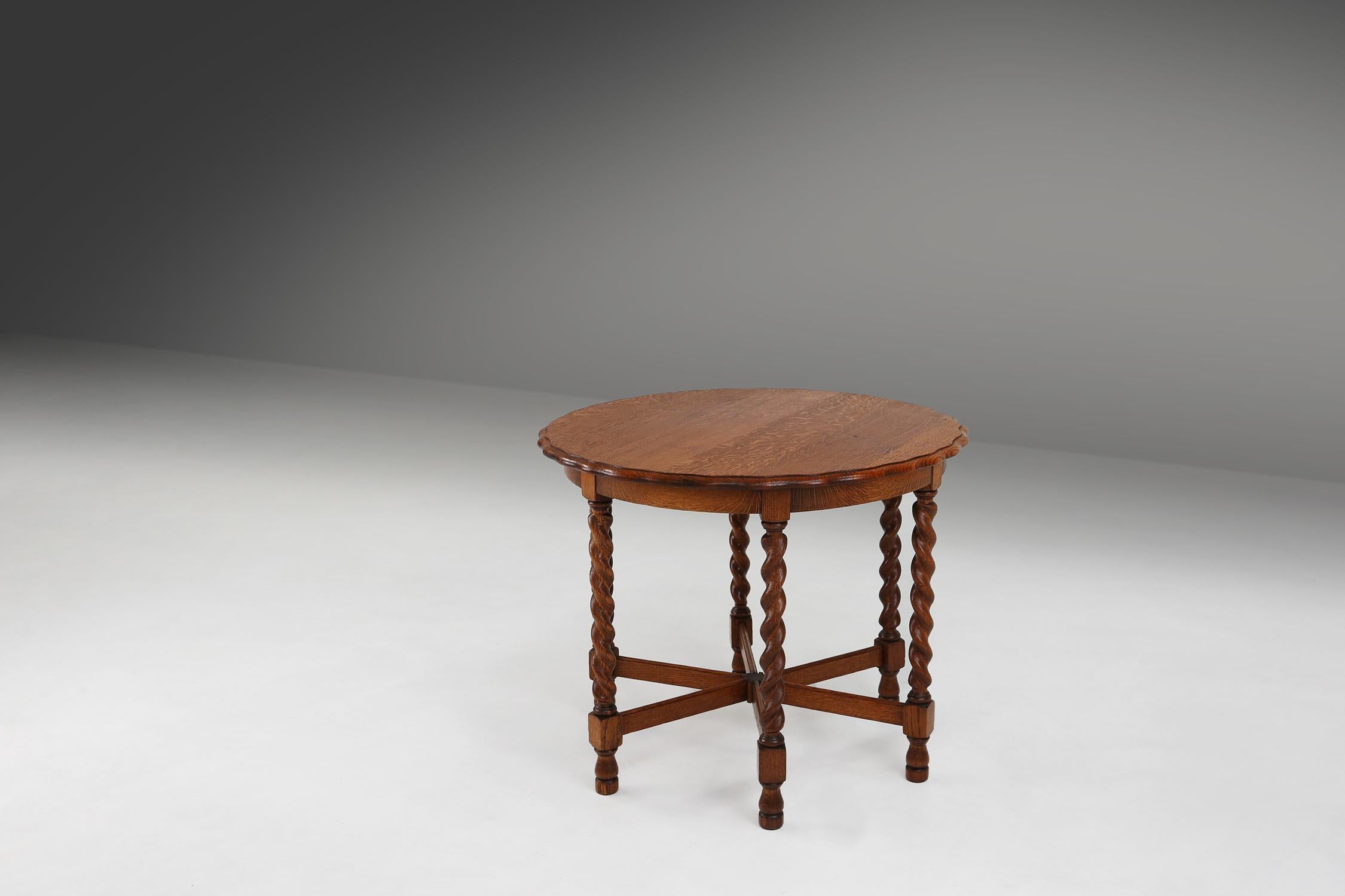 Français Table d'appoint ancienne en chêne 1890 en vente