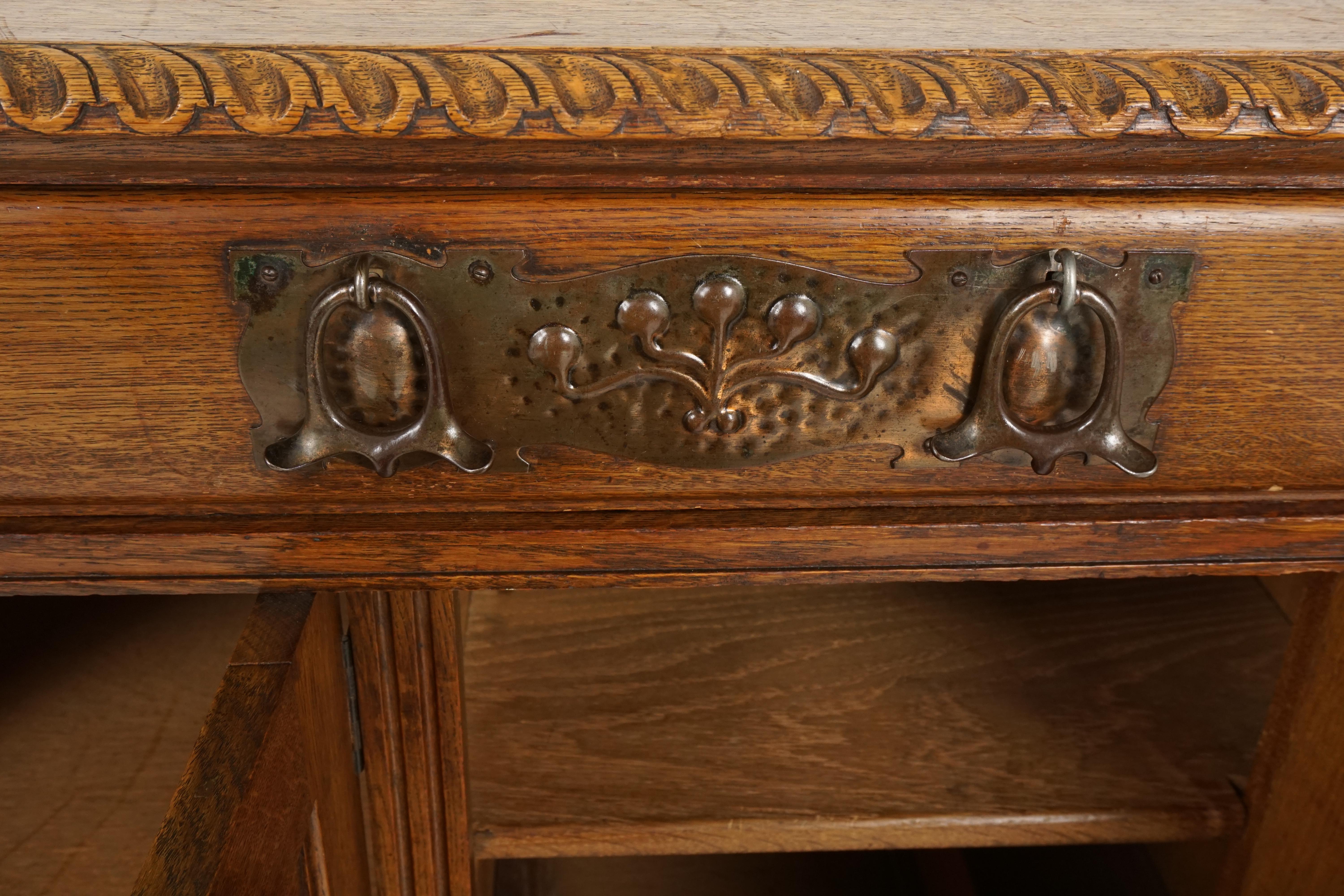 Antique Oak Sideboard, Arts & Crafts Tiger Oak Buffet, Chiffonier, 1910s, B2470 In Good Condition In Vancouver, BC