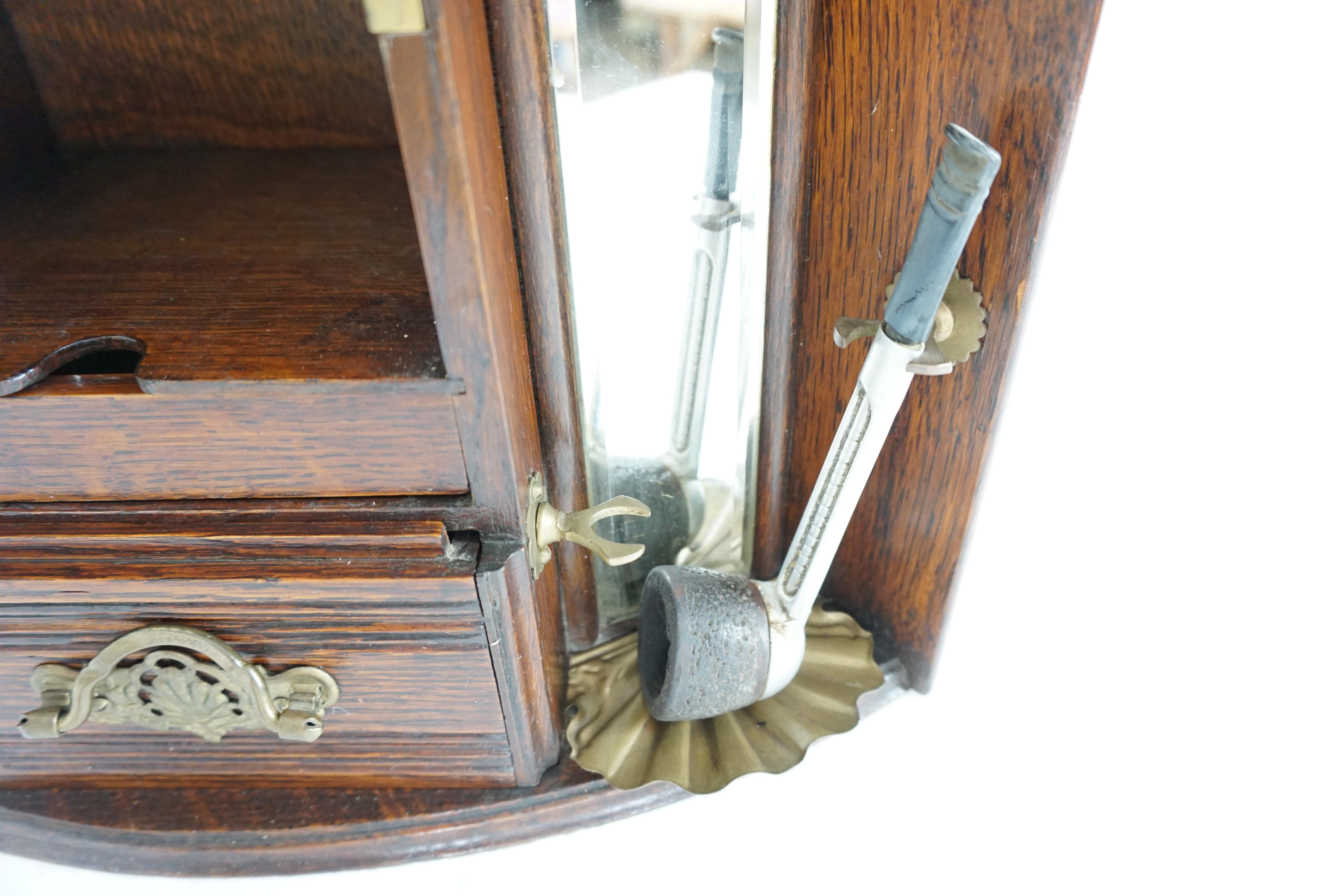 Armoire à fumeurs en chêne ancien, armoire d'angle, Écosse, 1900, H086 Bon état - En vente à Vancouver, BC