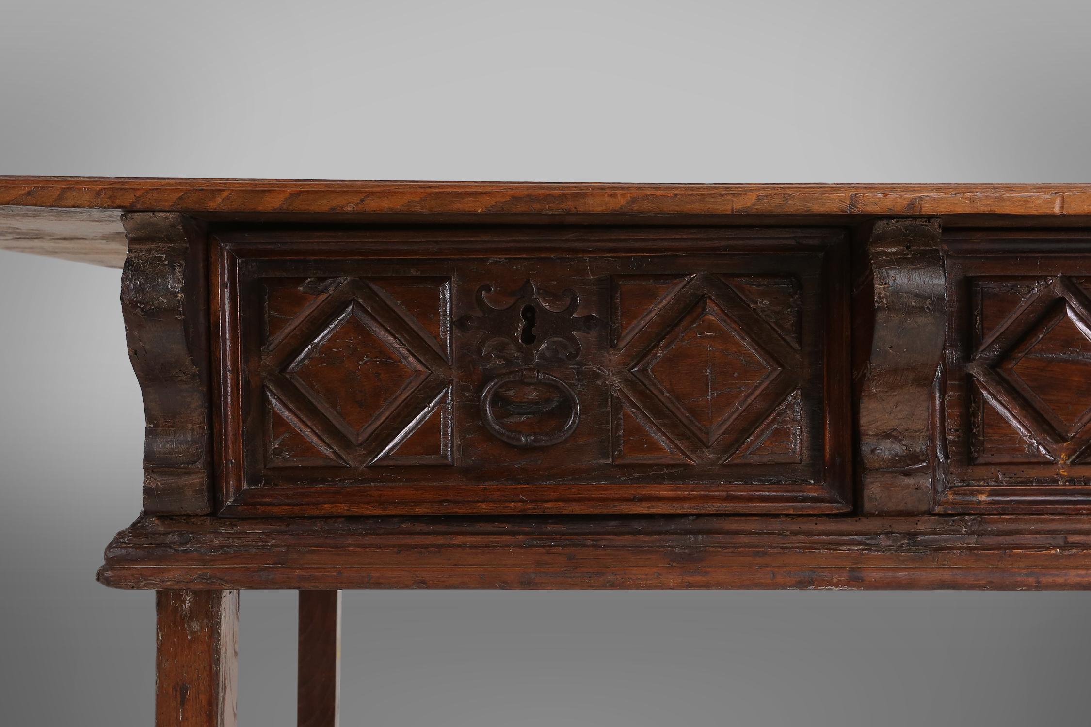 Antique oak Spanish console table with handcrafted drawers, 18th century For Sale 5
