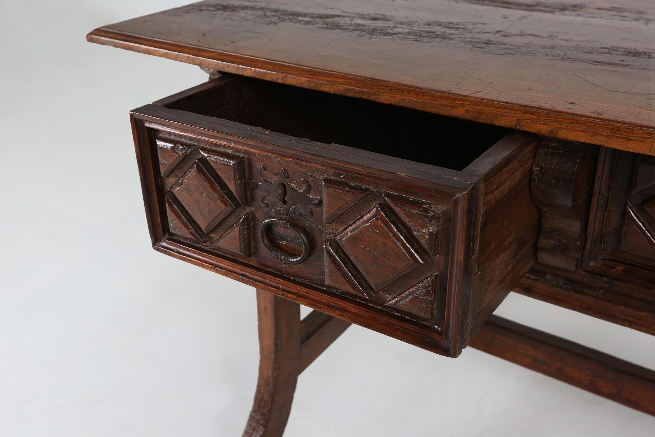 Antique oak Spanish console table with handcrafted drawers, 18th century For Sale 2