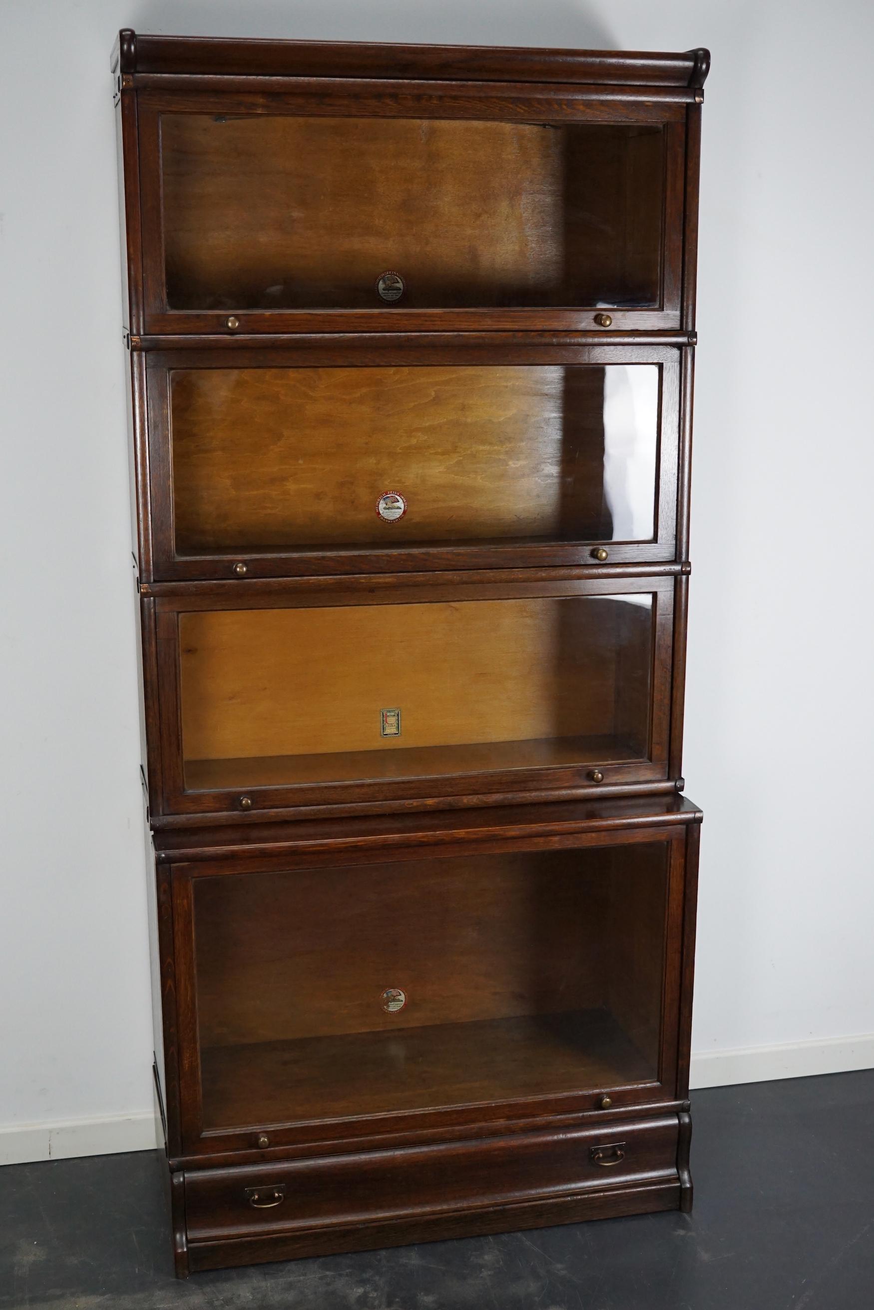Dieses Bücherregal wurde von Union Zeiss (Globe Wernicke) in Deutschland um 1900 hergestellt. Er verfügt über stapelbare, große Fächer mit Glasschiebetüren. Die Innenmaße der Fächer sind: DWH 23 x 80 x 30 und 32 x 80 x 45 cm.