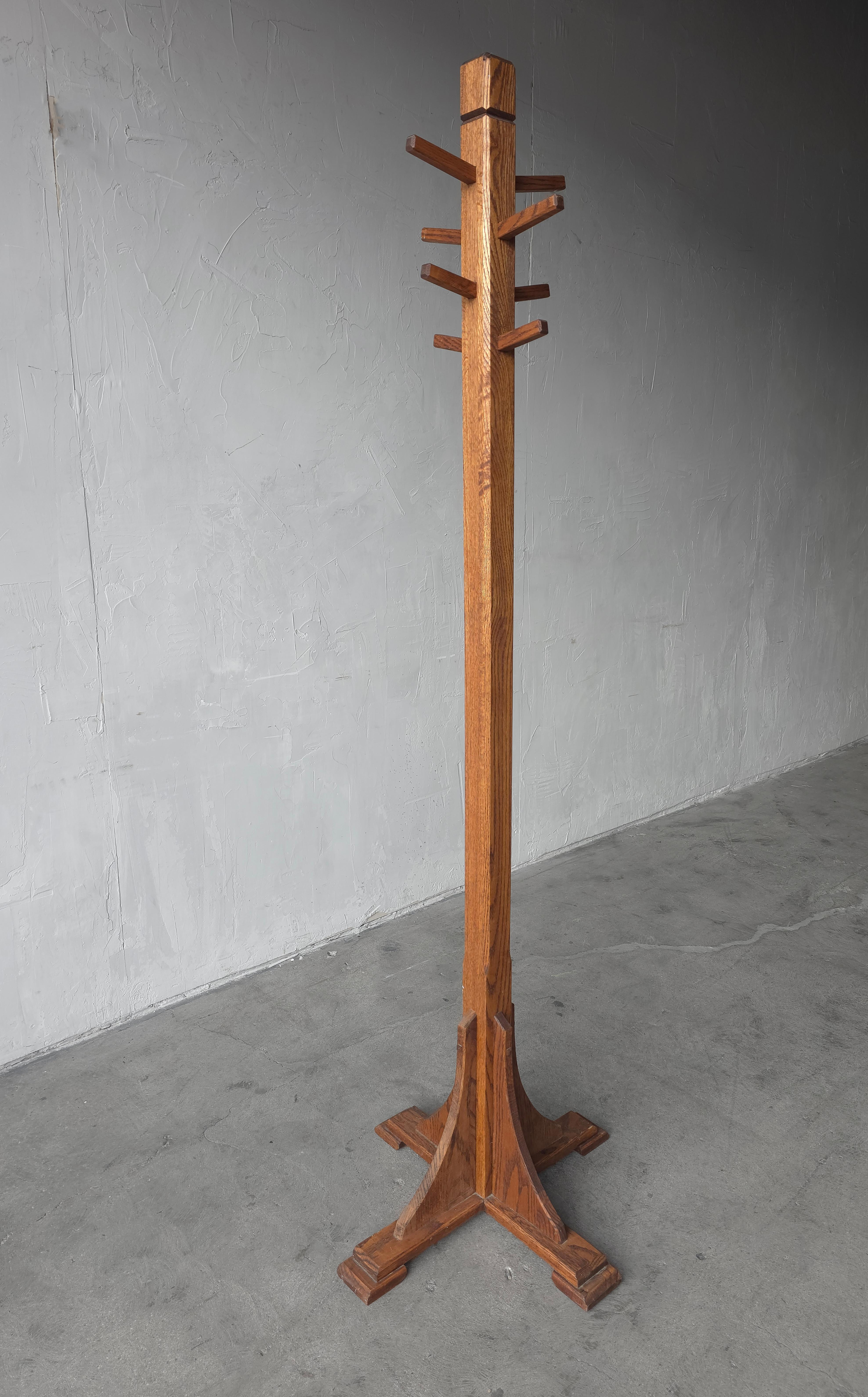 Joli porte-manteau ancien, simple et discret.  Mission Deco style vibes.  Des lignes épurées et un chêne brut au grain magnifique.  

Vendue en l'état, dans un état esthétiquement agréable et antique.  Le rack et toutes ses pièces sont solides et