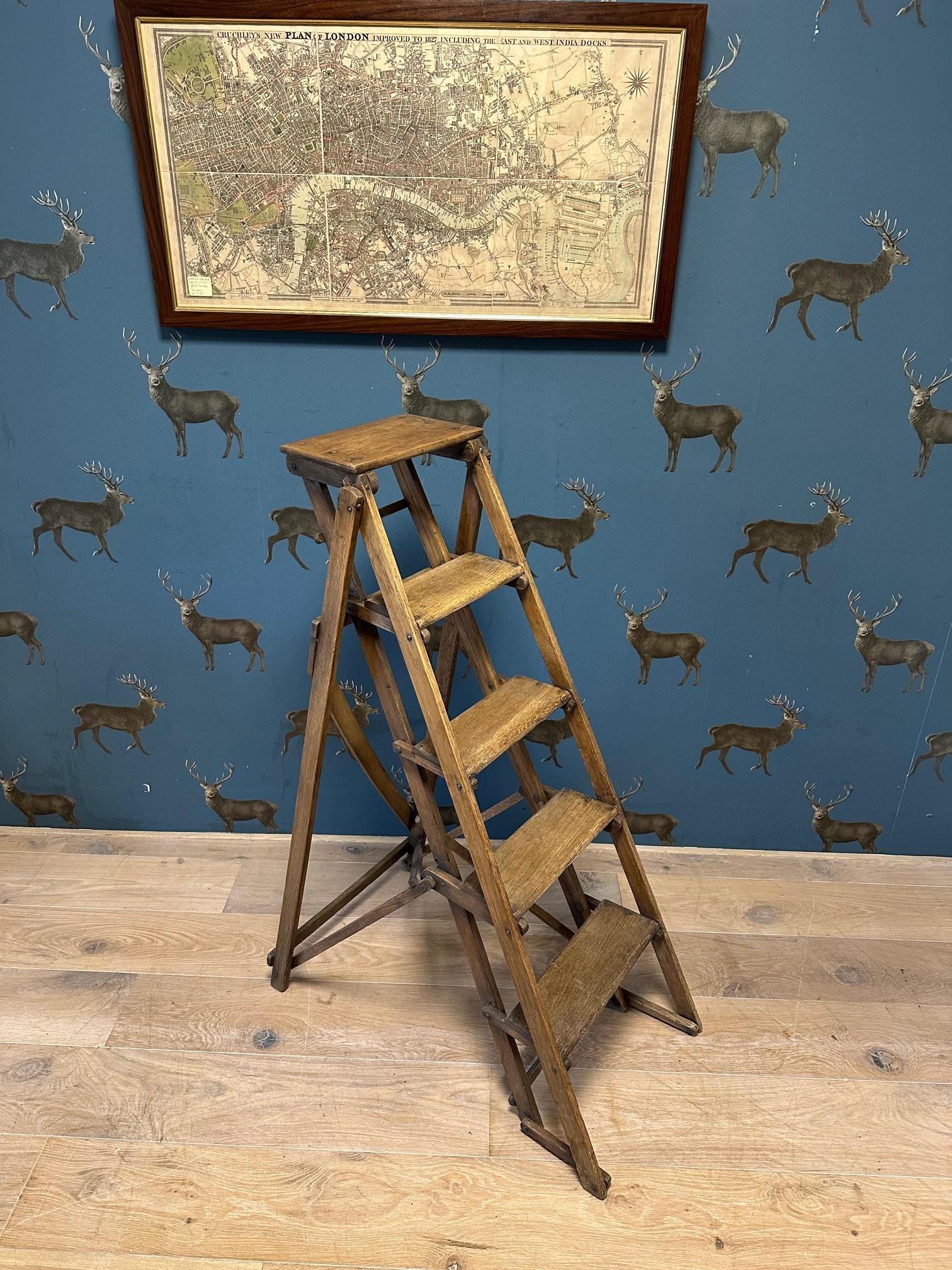 Schöne antike Eichenstufenleiter für den täglichen Gebrauch. In ausgezeichnetem Zustand mit einer schönen verwitterten Patina. Praktisch und dekorativ.

Herkunft: England

Zeitraum: CIRCA 1920

Abmessungen: 43cm x 80cm x H.120cm