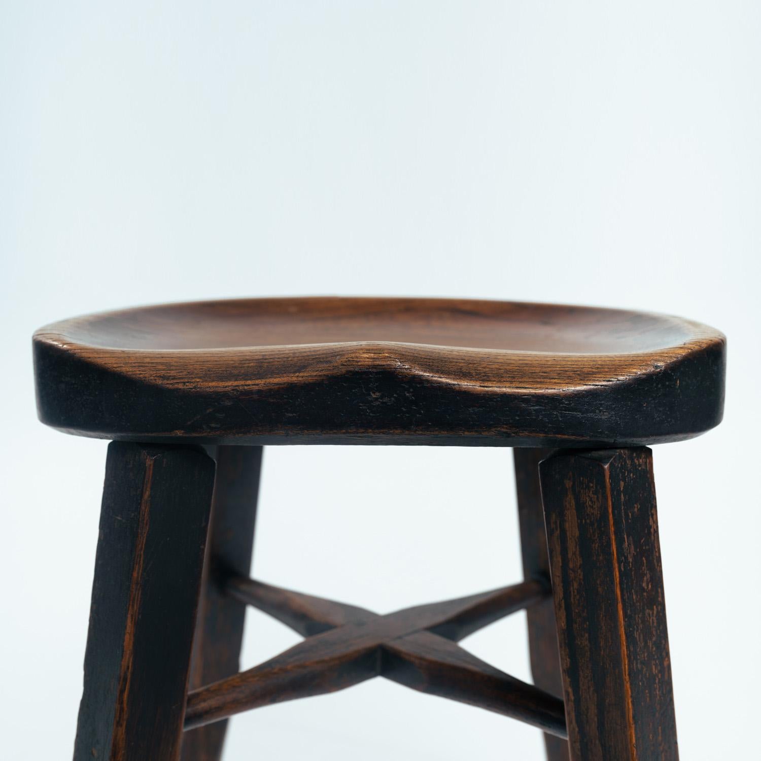 Ensemble unique de 2 tabourets anciens en chêne, avec une touche d'art nouveau. 
Bois de chêne, fabrication artisanale, lourd
Ensemble de 2 pièces

Dimensions : hauteur : 53 cm x l 42cm x p 32 cm